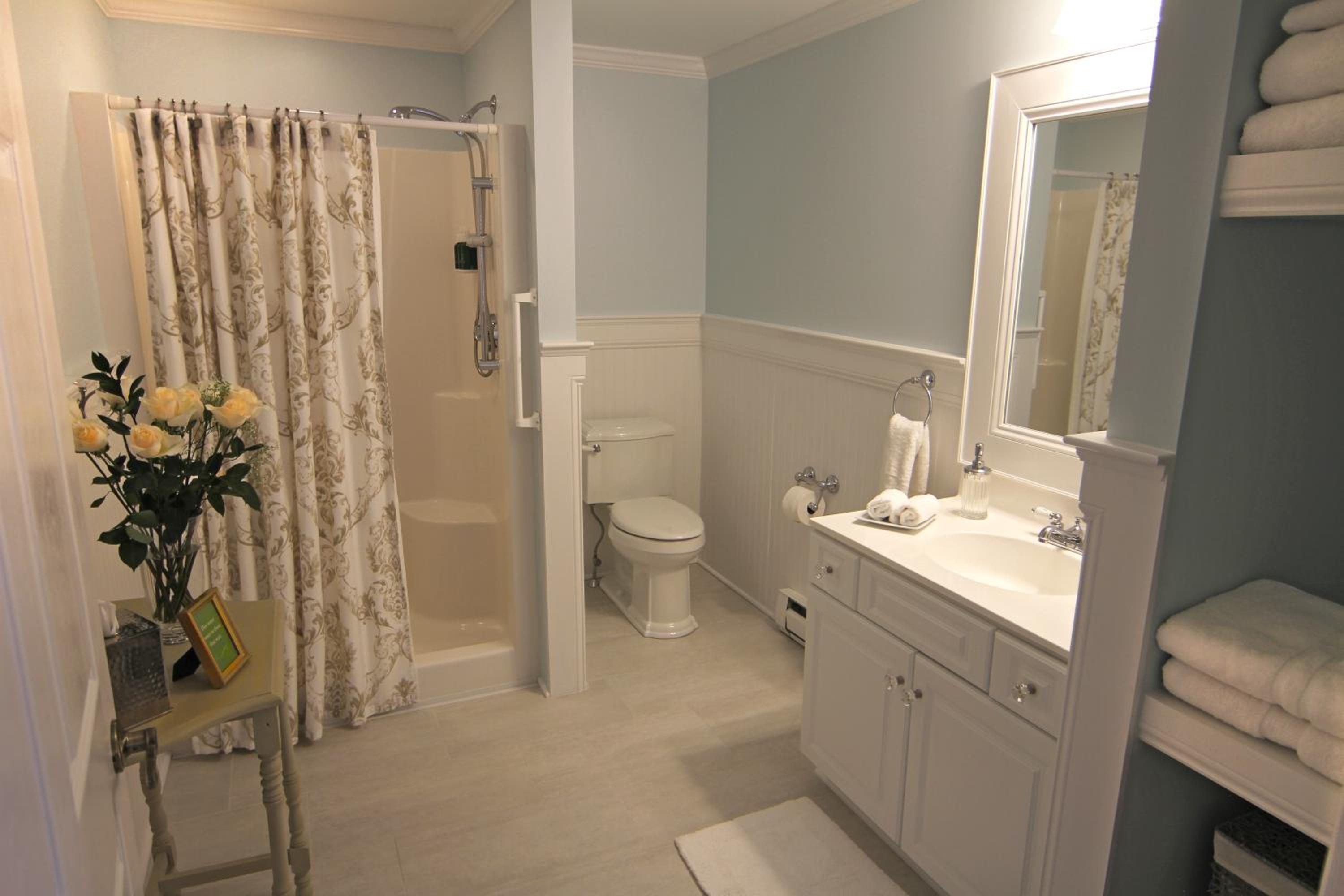 1st Floor King Guestroom - Photo 2