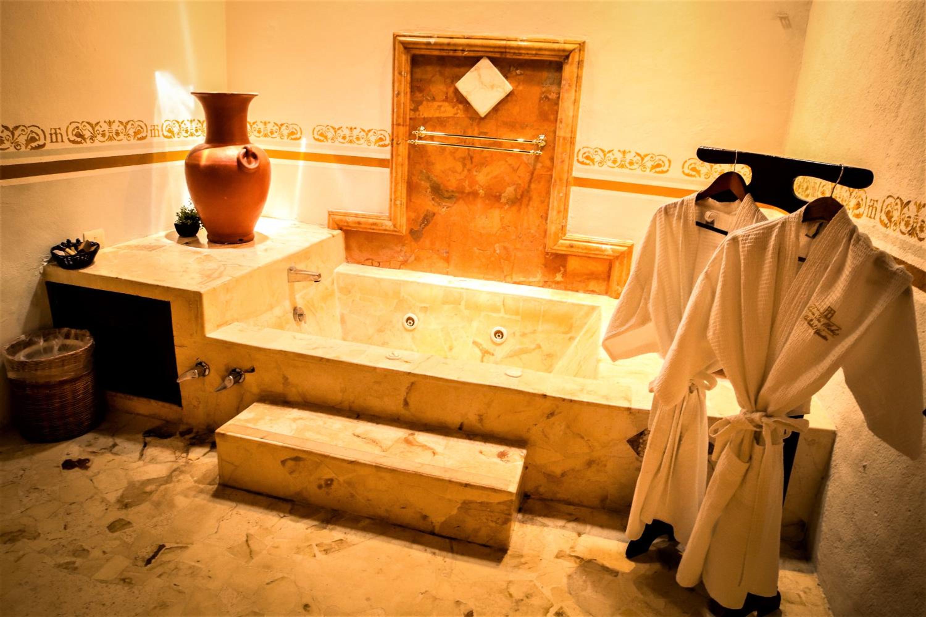 Deluxe Honeymoon Suite photo 3