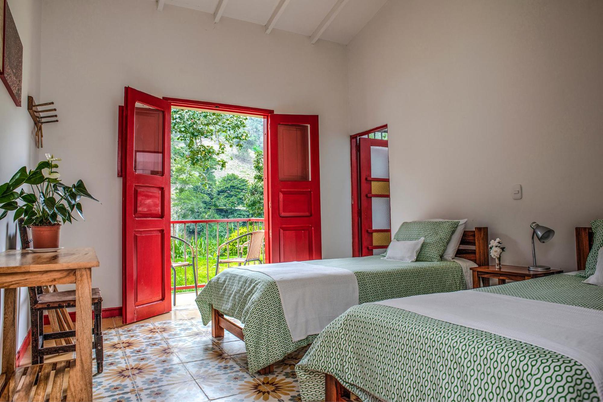 Twin Room with Private Bathroom - COFFEE LODGE photo 2