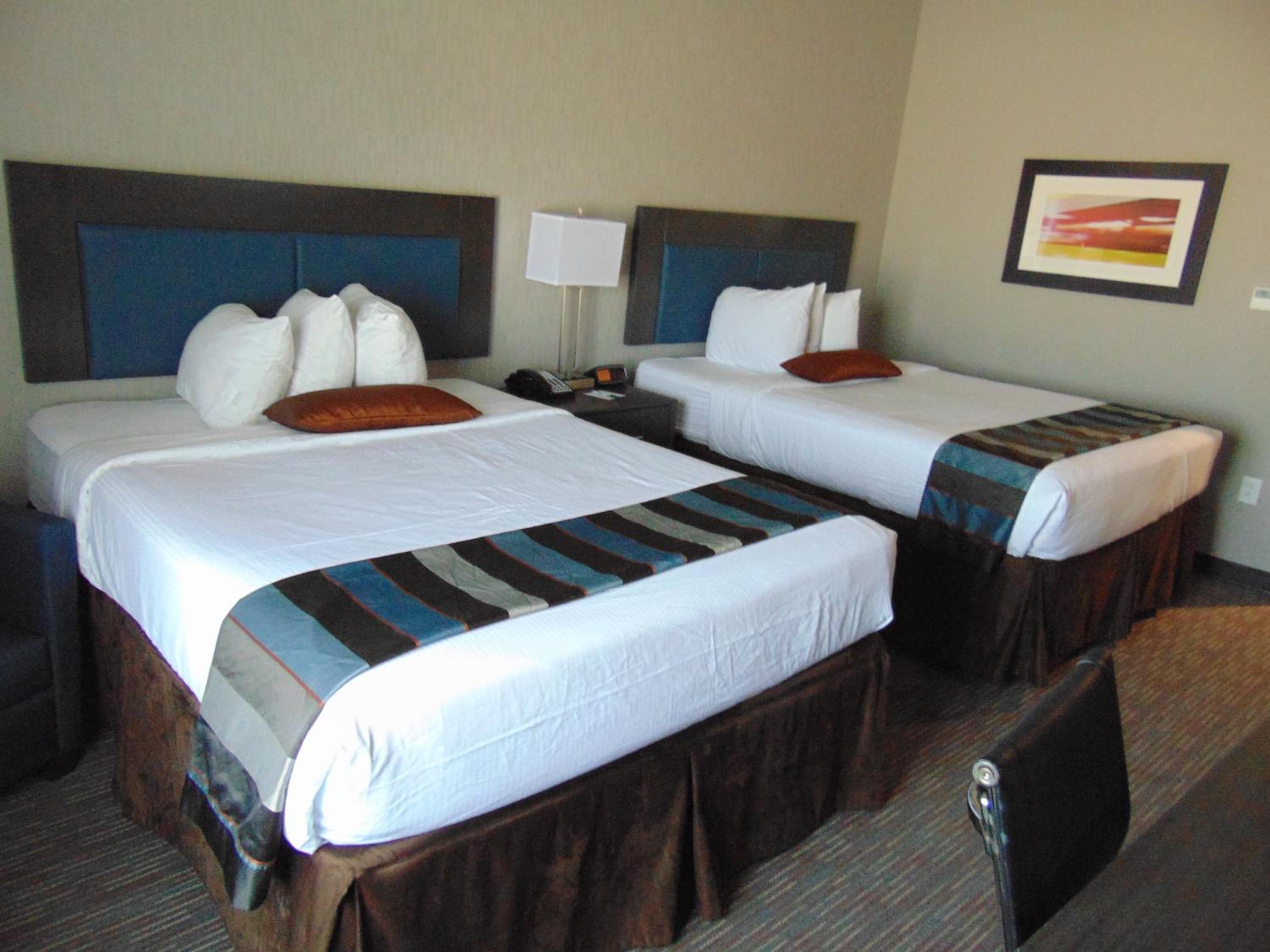 Queen Room with Two Queen Beds and Bath Tub - Mobility/Hearing Access - Non-Smoking