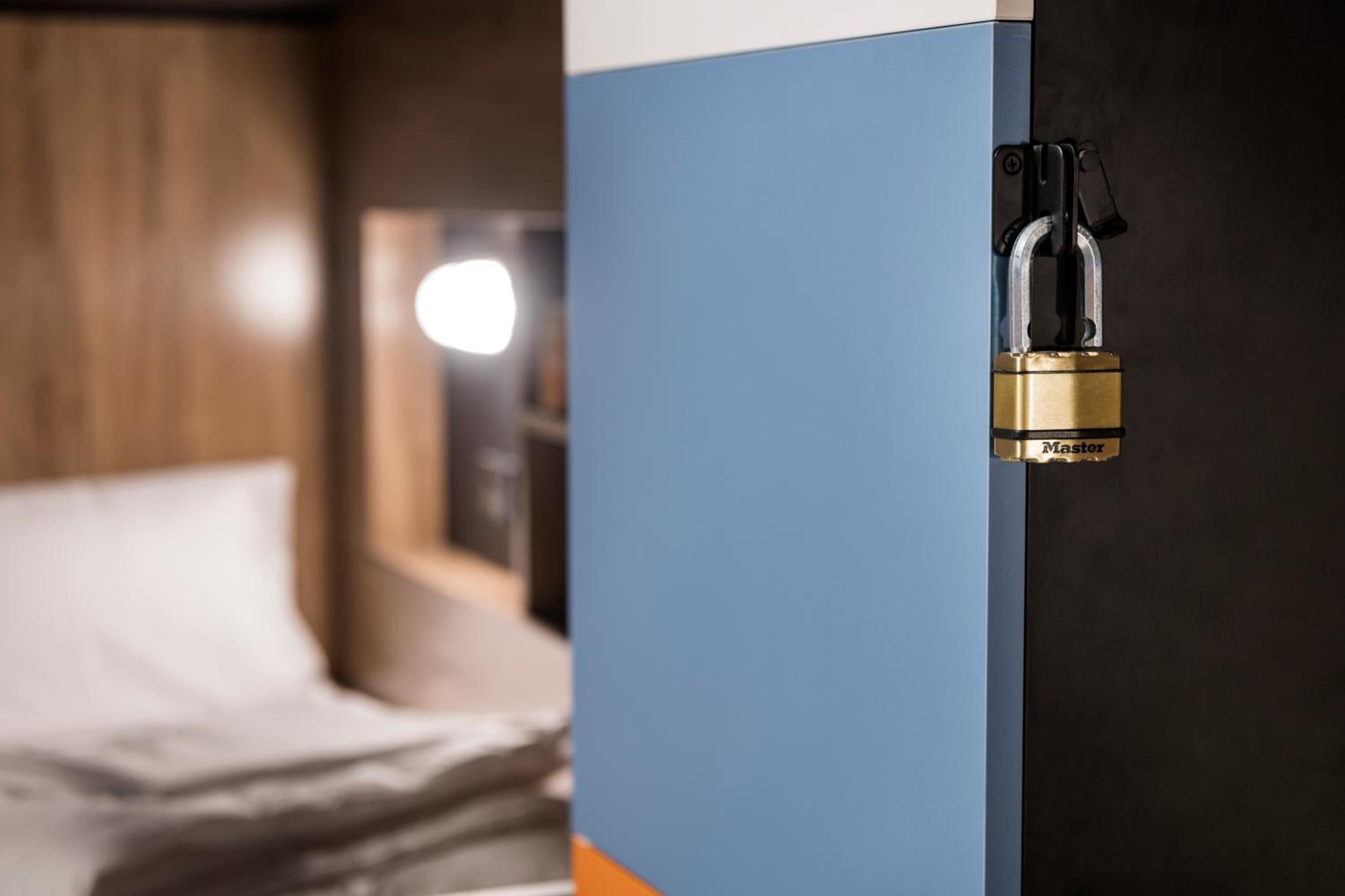 Quadruple Room with Private Bathroom - Photo 8