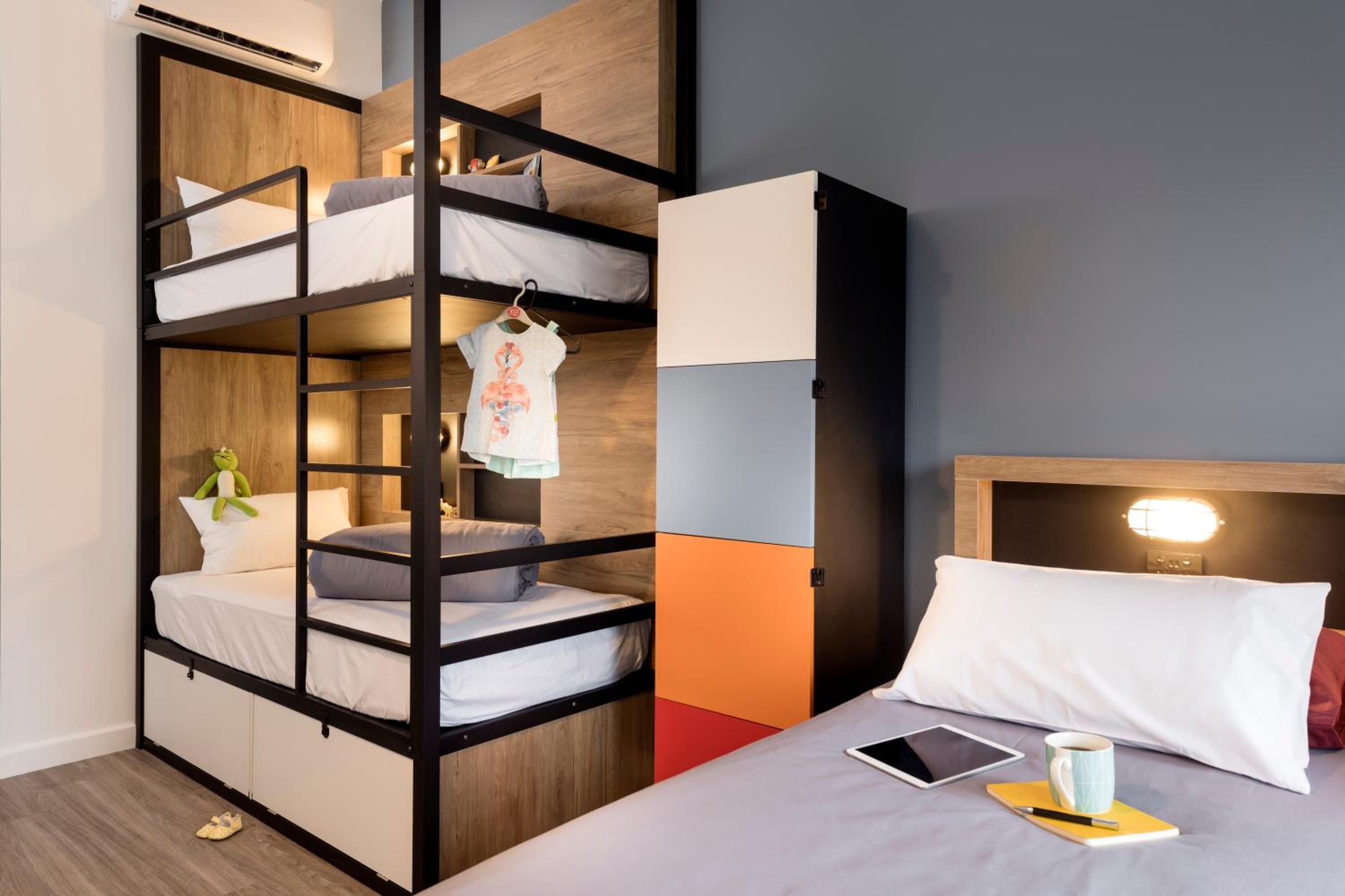 Quadruple Room with Private Bathroom - Photo 4