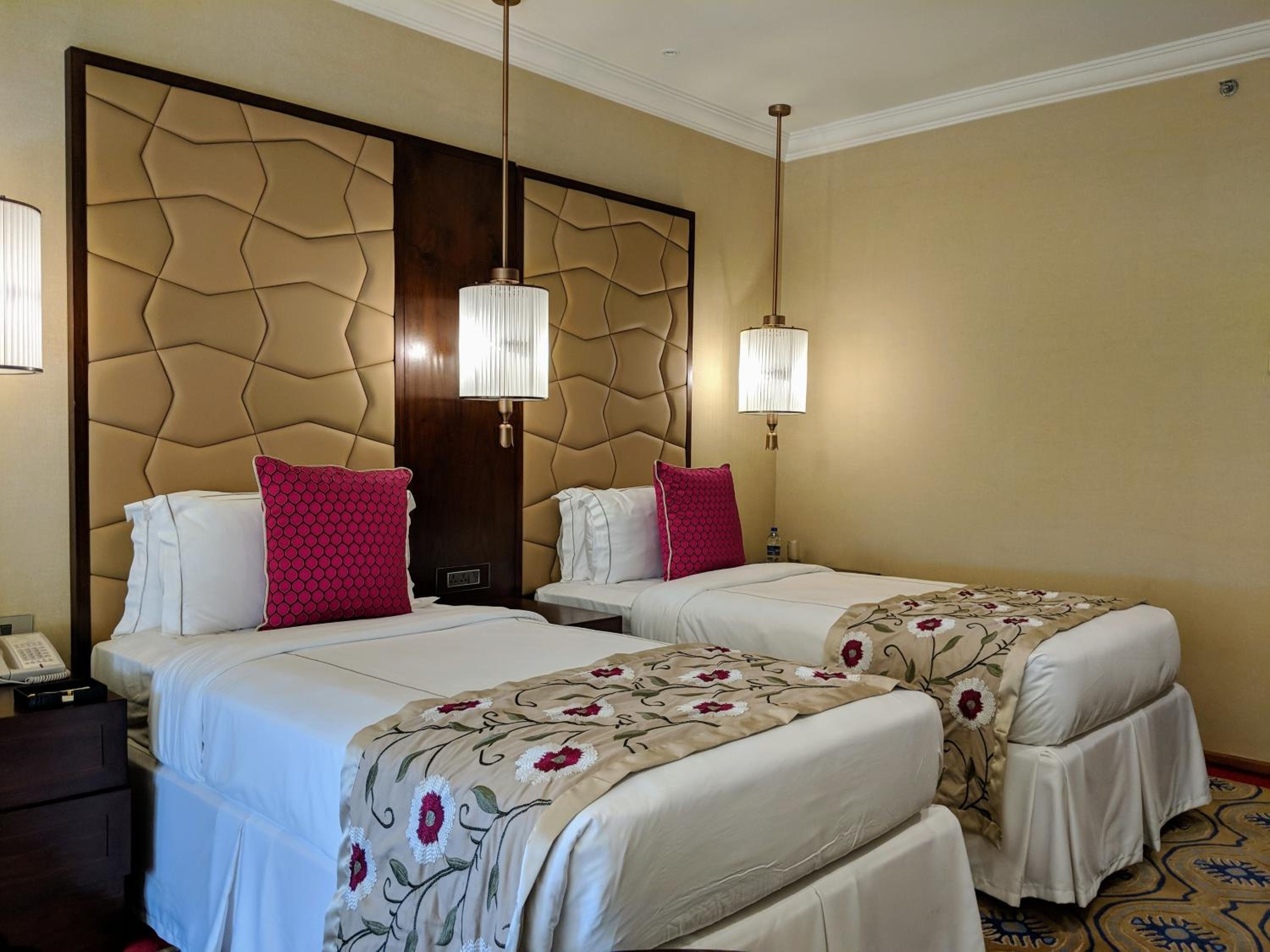 Luxury Room City View Twin Bed - Photo 2