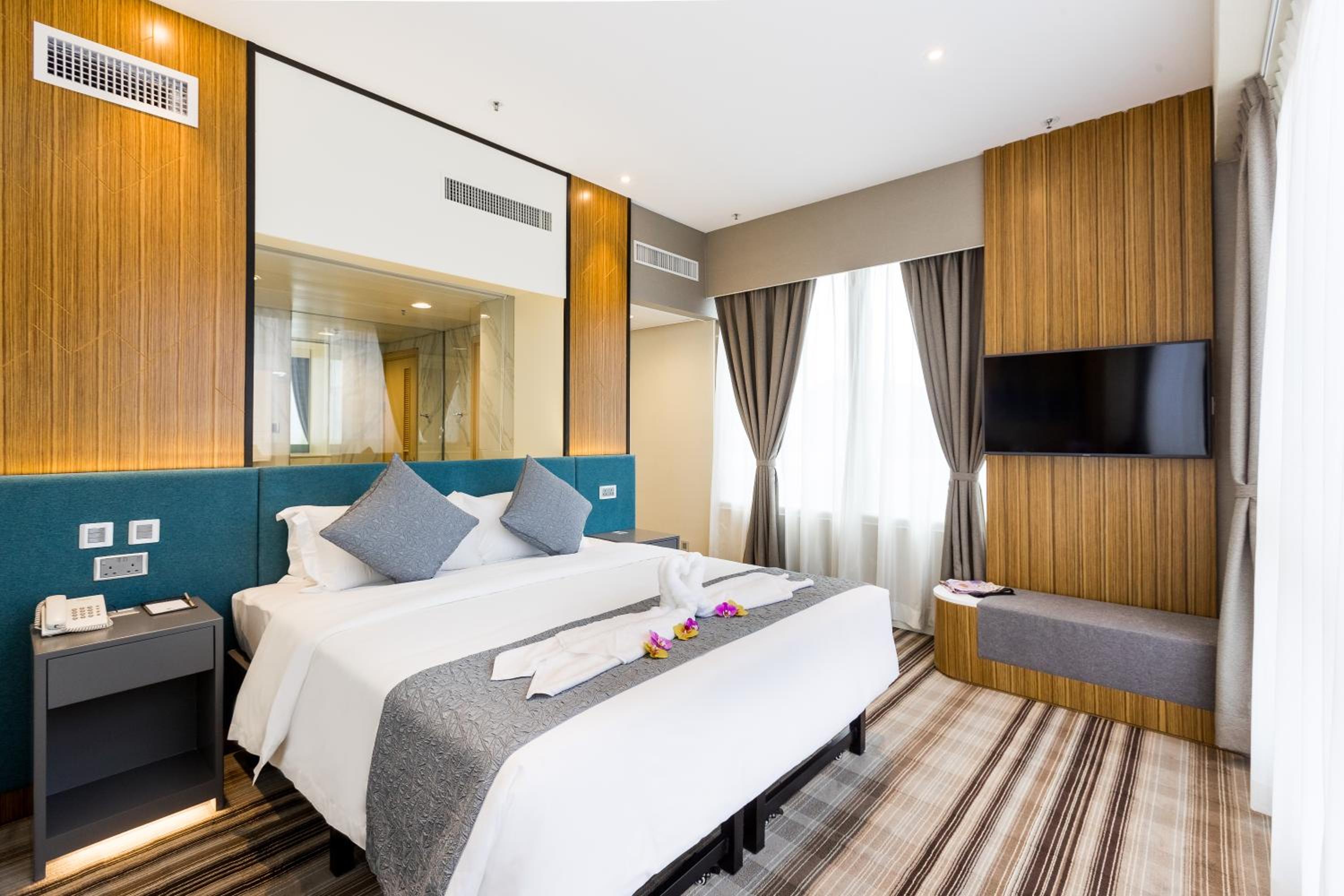 Premier Harbourview Suite photo 3