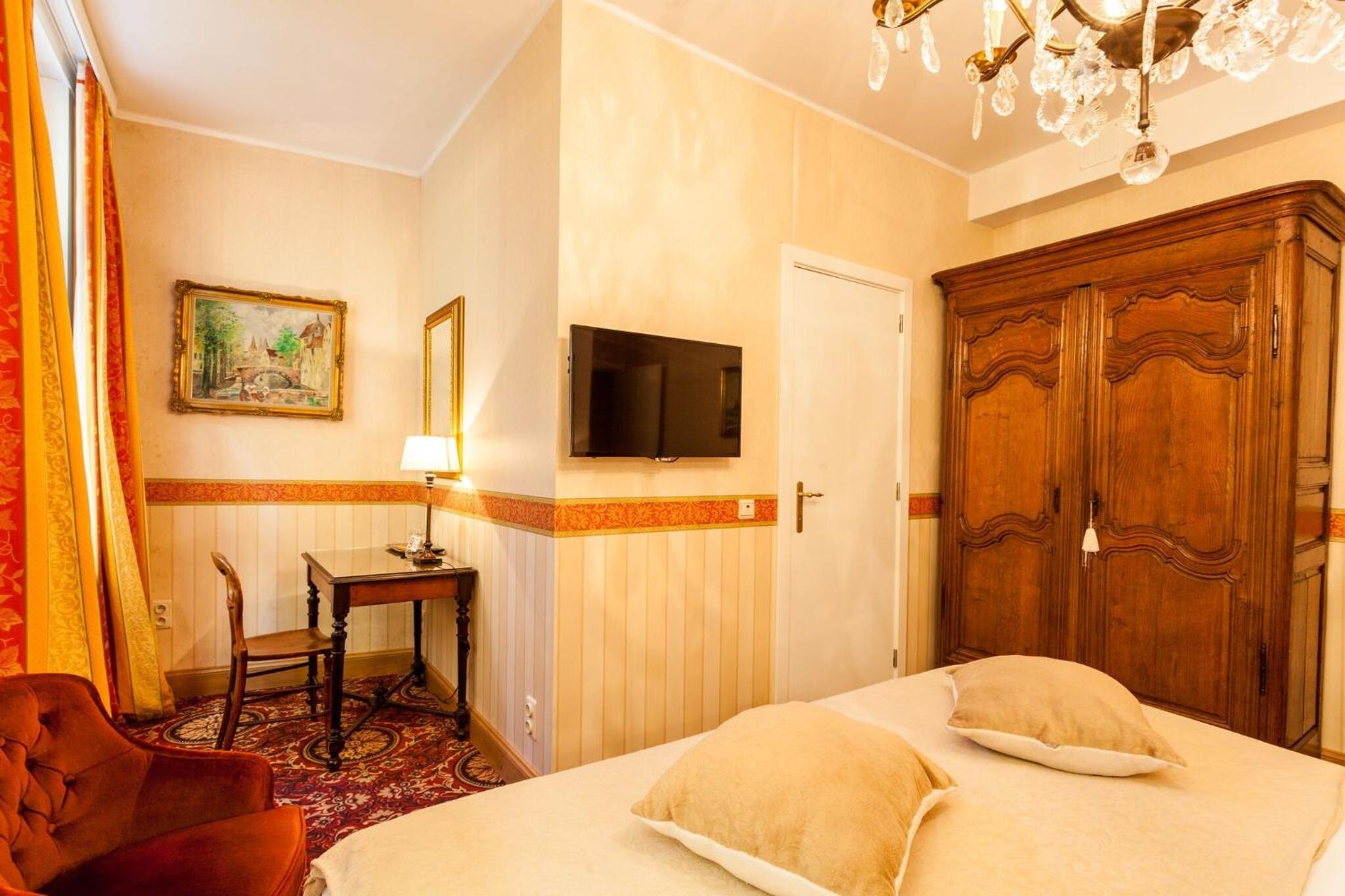 Courtyard Deluxe Suite with Bath - Photo 4