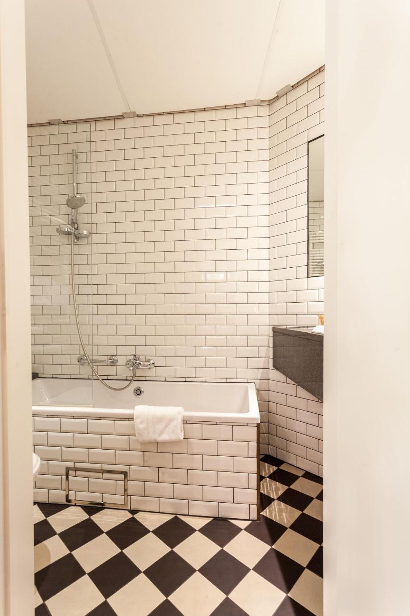 Courtyard Deluxe Suite with Bath - Photo 2