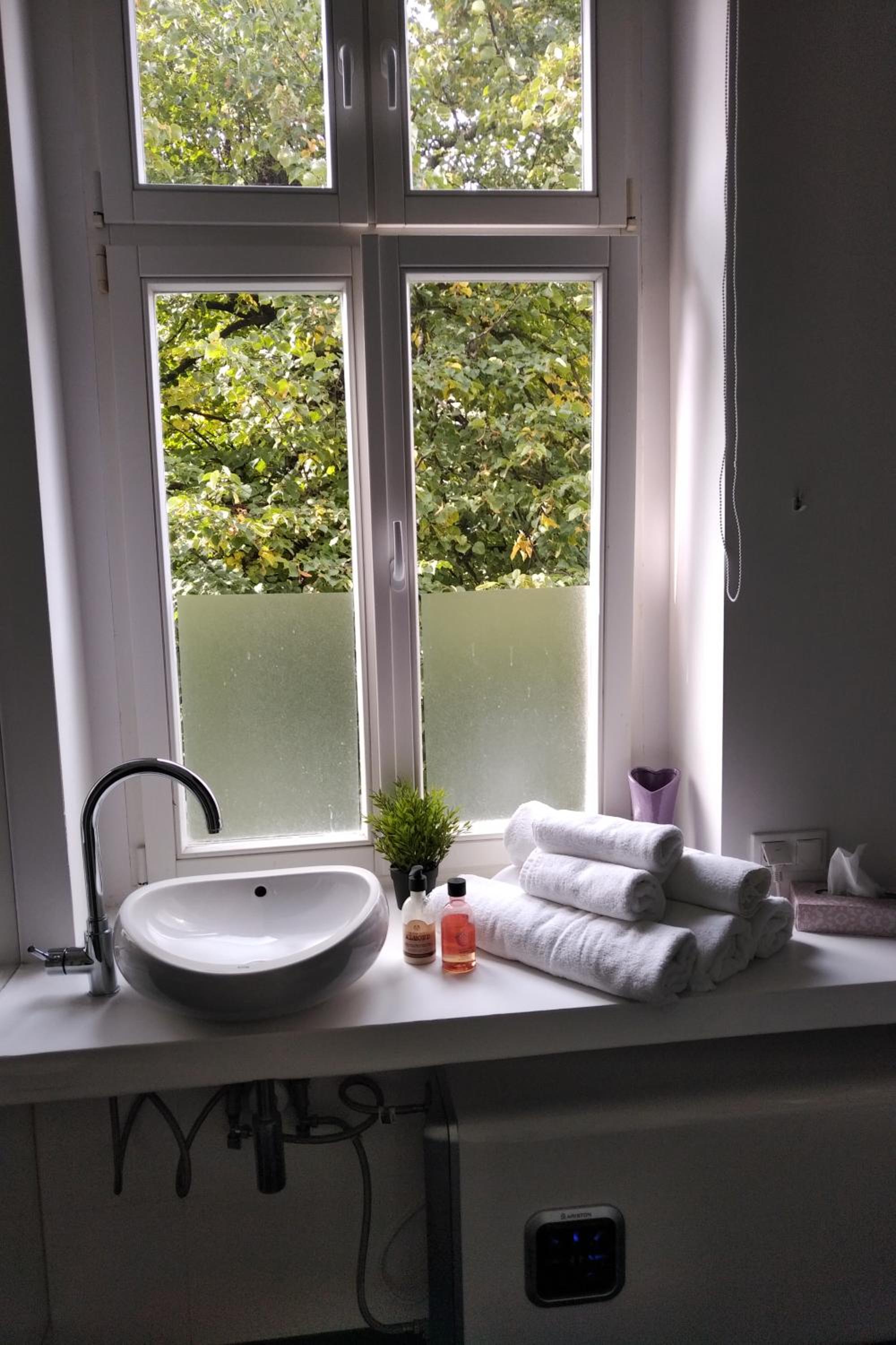 Studio Apartment - Photo 12