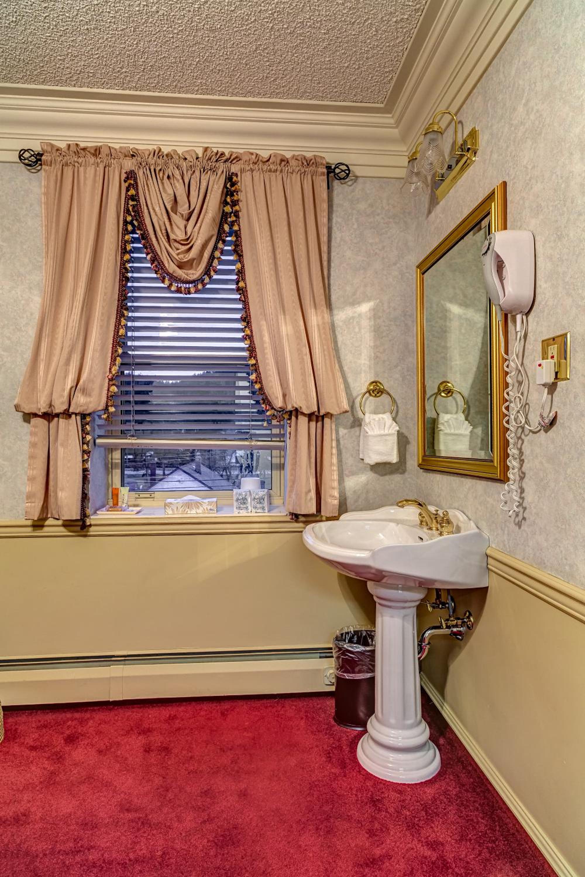 Queen Room with Shared Bathroom photo 3