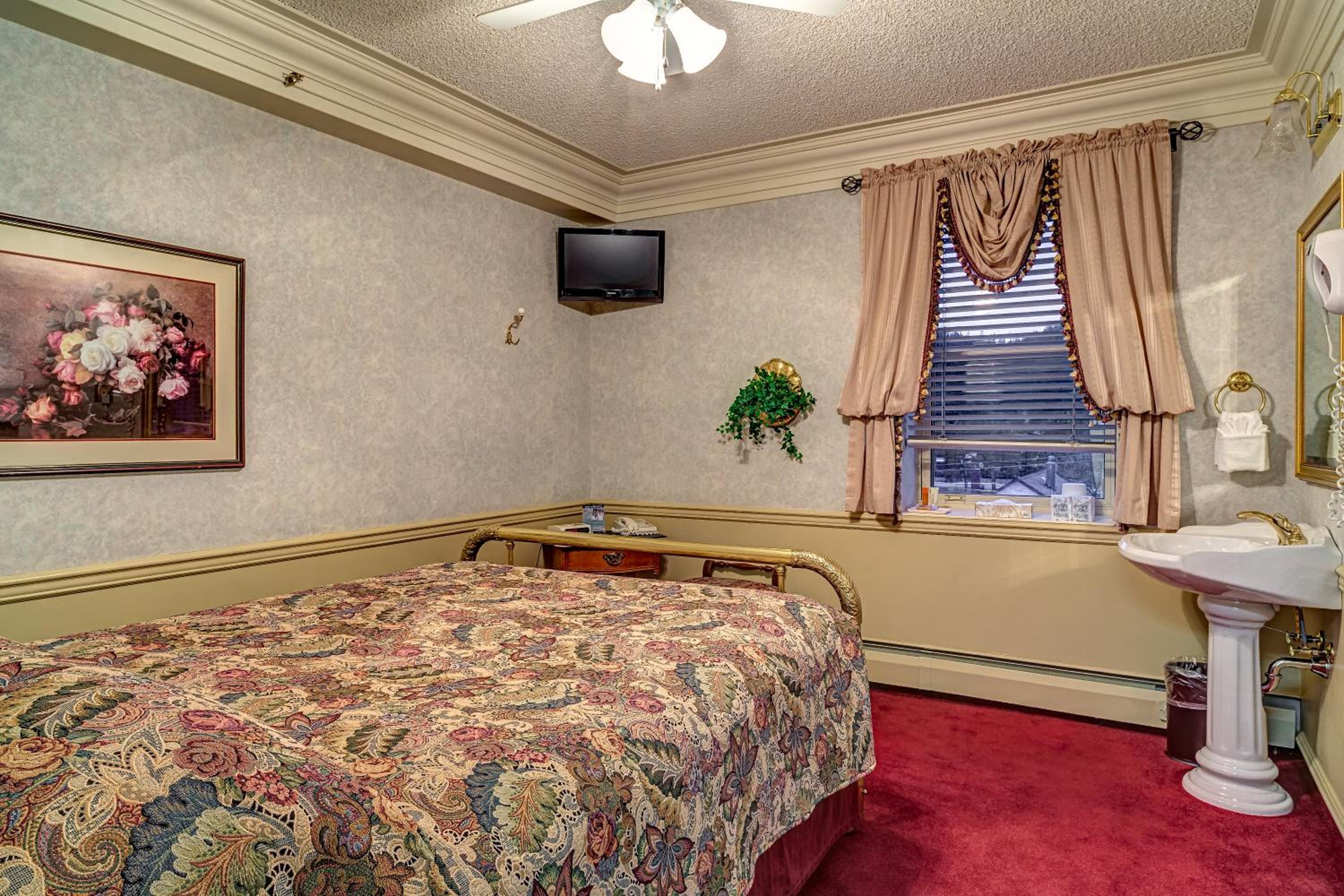Queen Room with Shared Bathroom photo 2