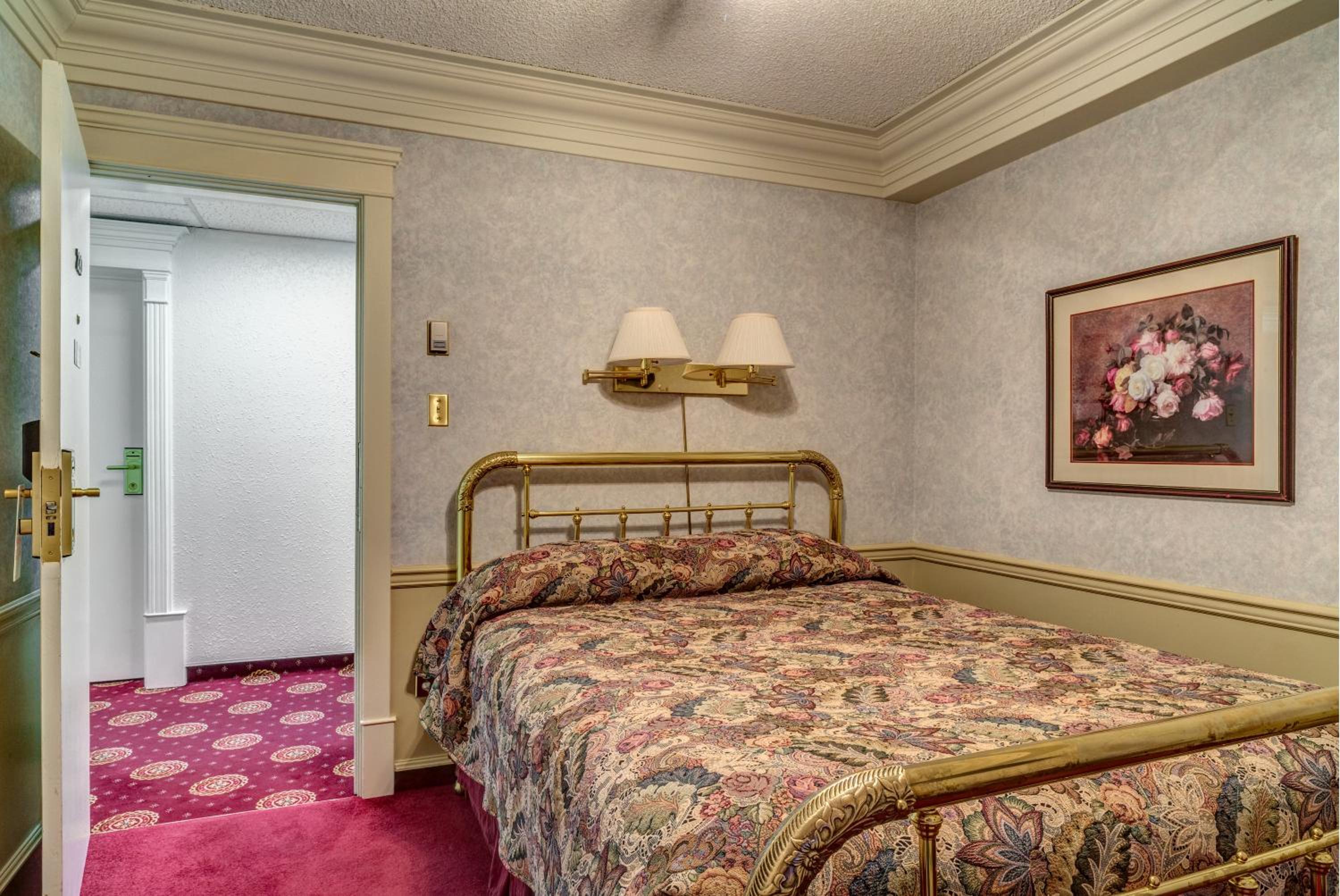Queen Room with Shared Bathroom photo 1
