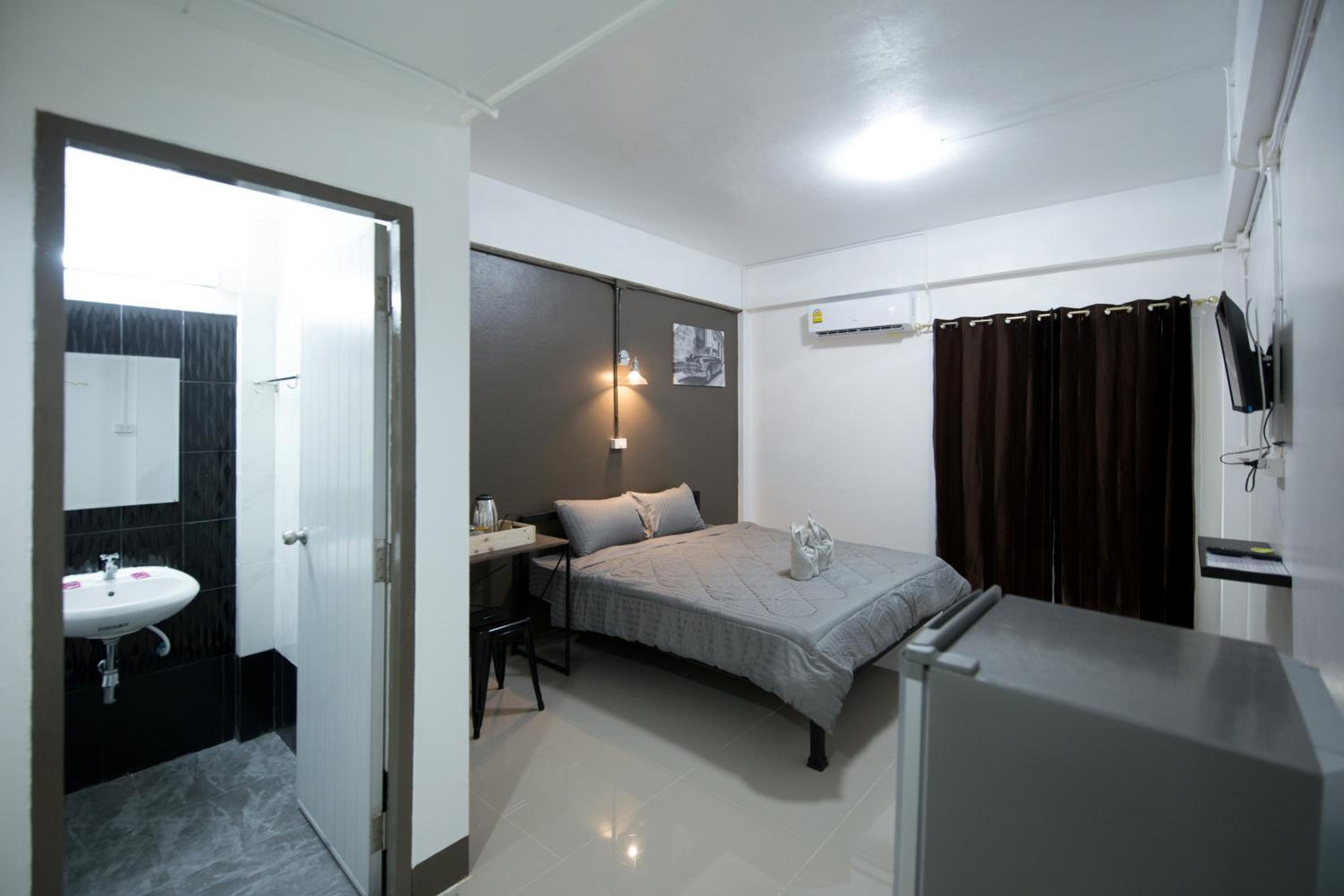 Deluxe Double Room with Balcony - Photo 2