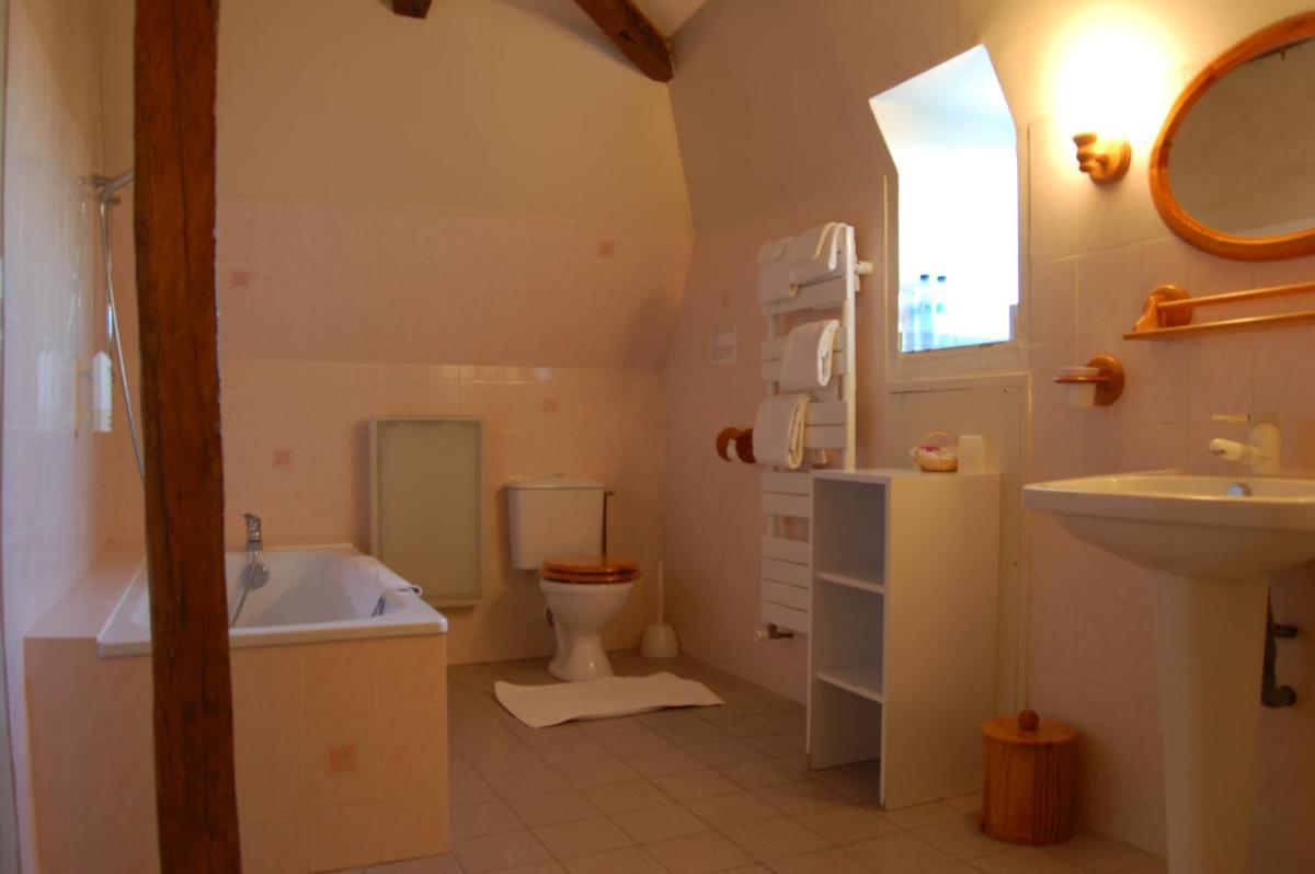 Triple Room with Private Bathroom photo 3