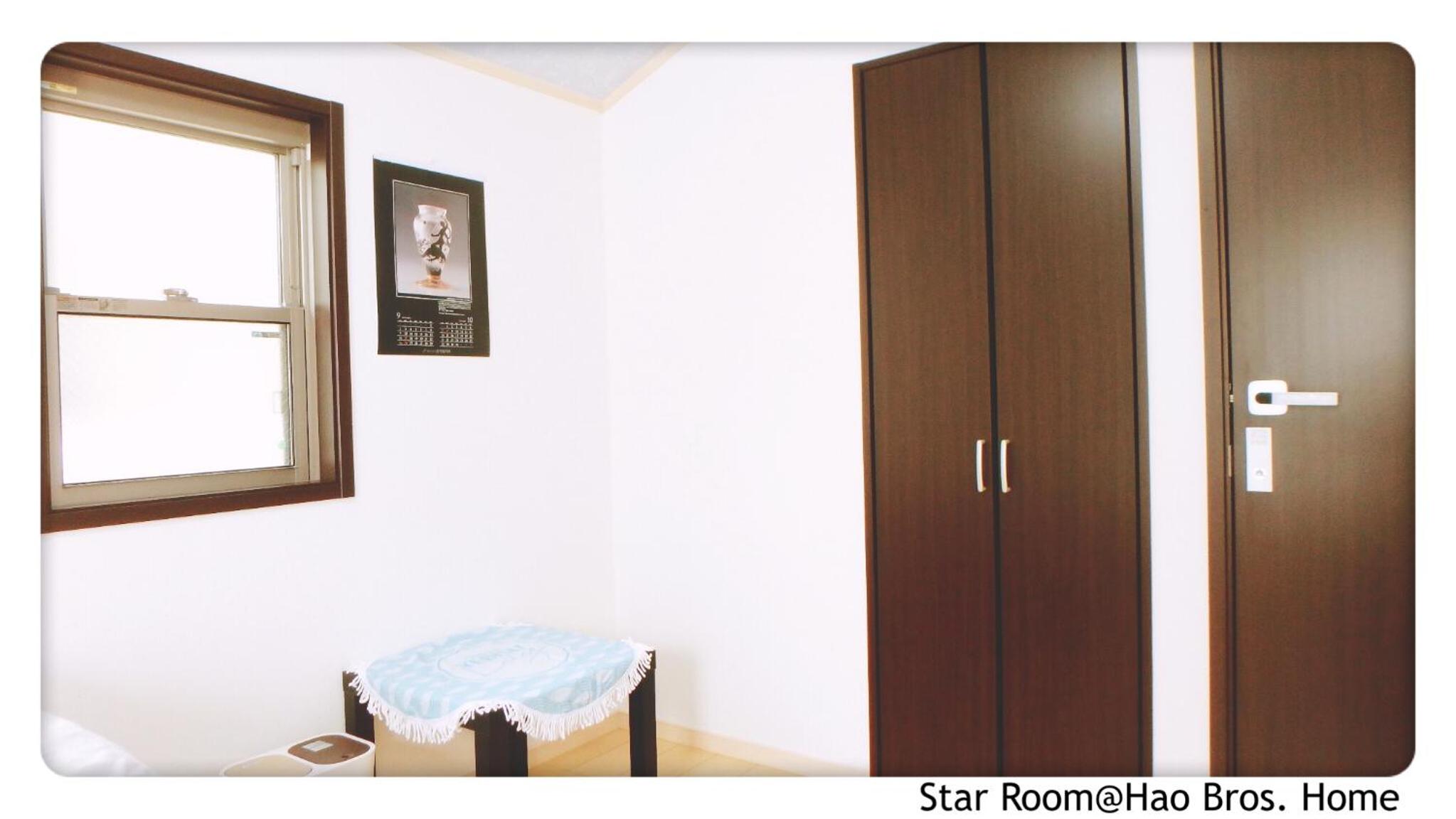 Queen Room with Shared Bathroom photo 2