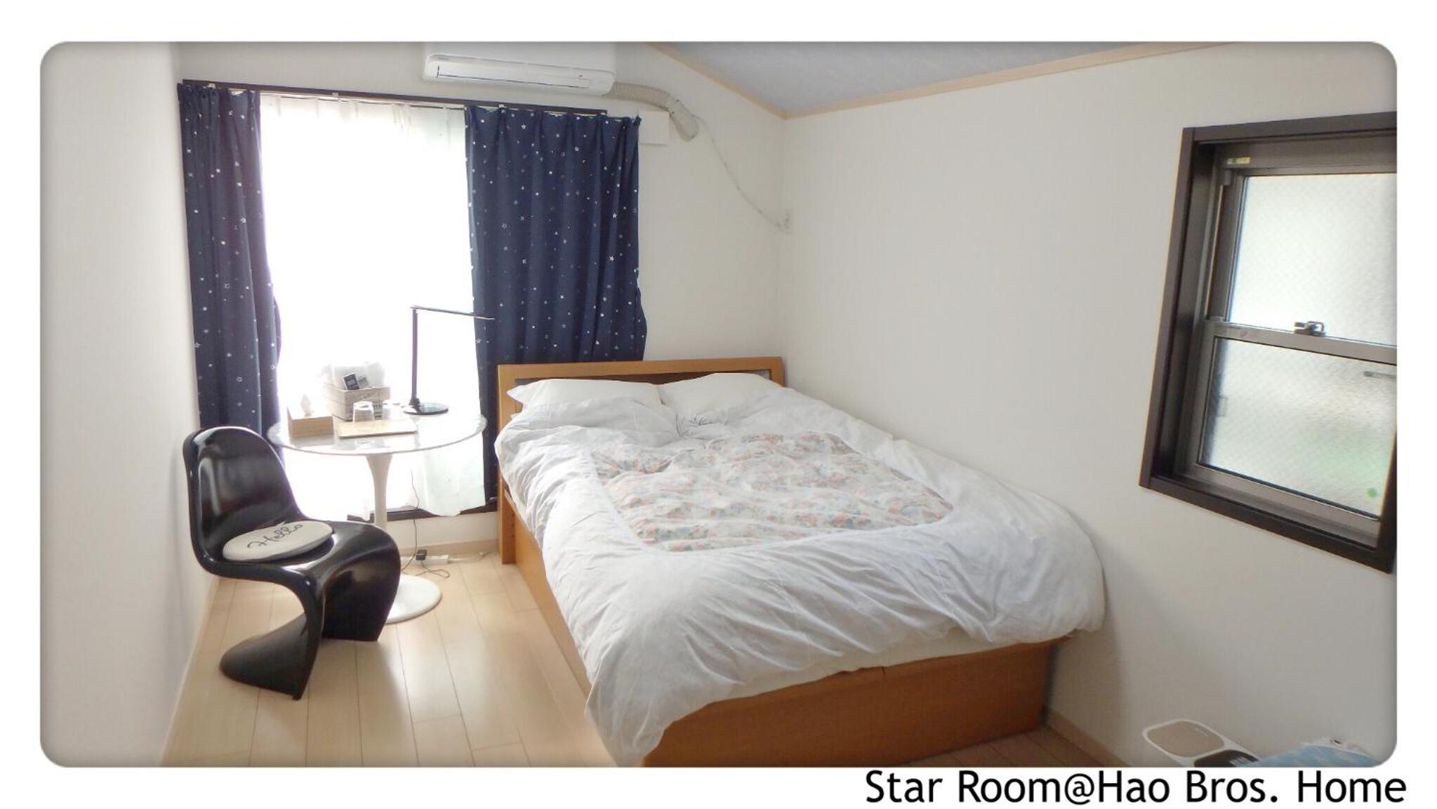 Queen Room with Shared Bathroom photo 1