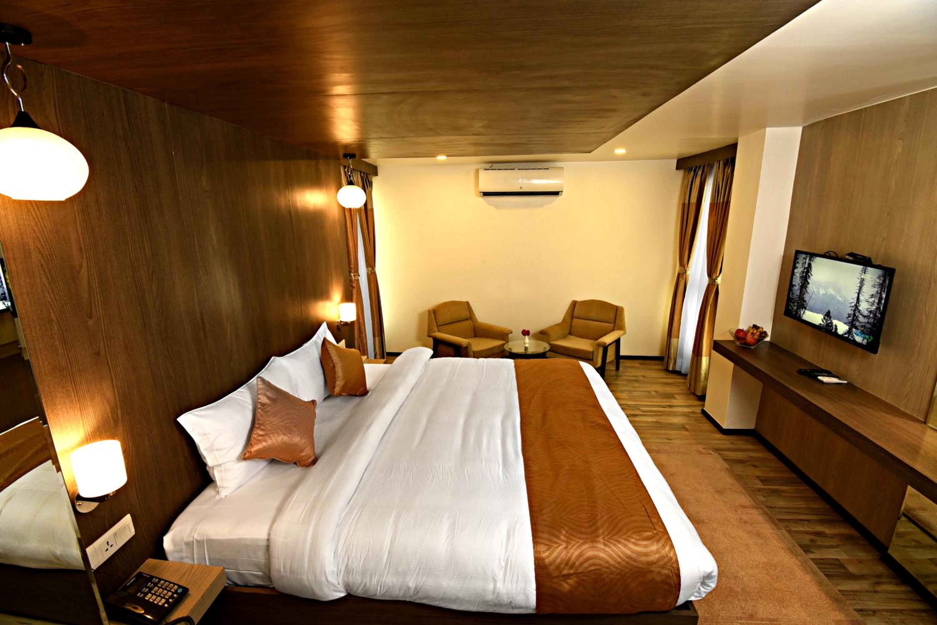 Executive Suite - Photo 4