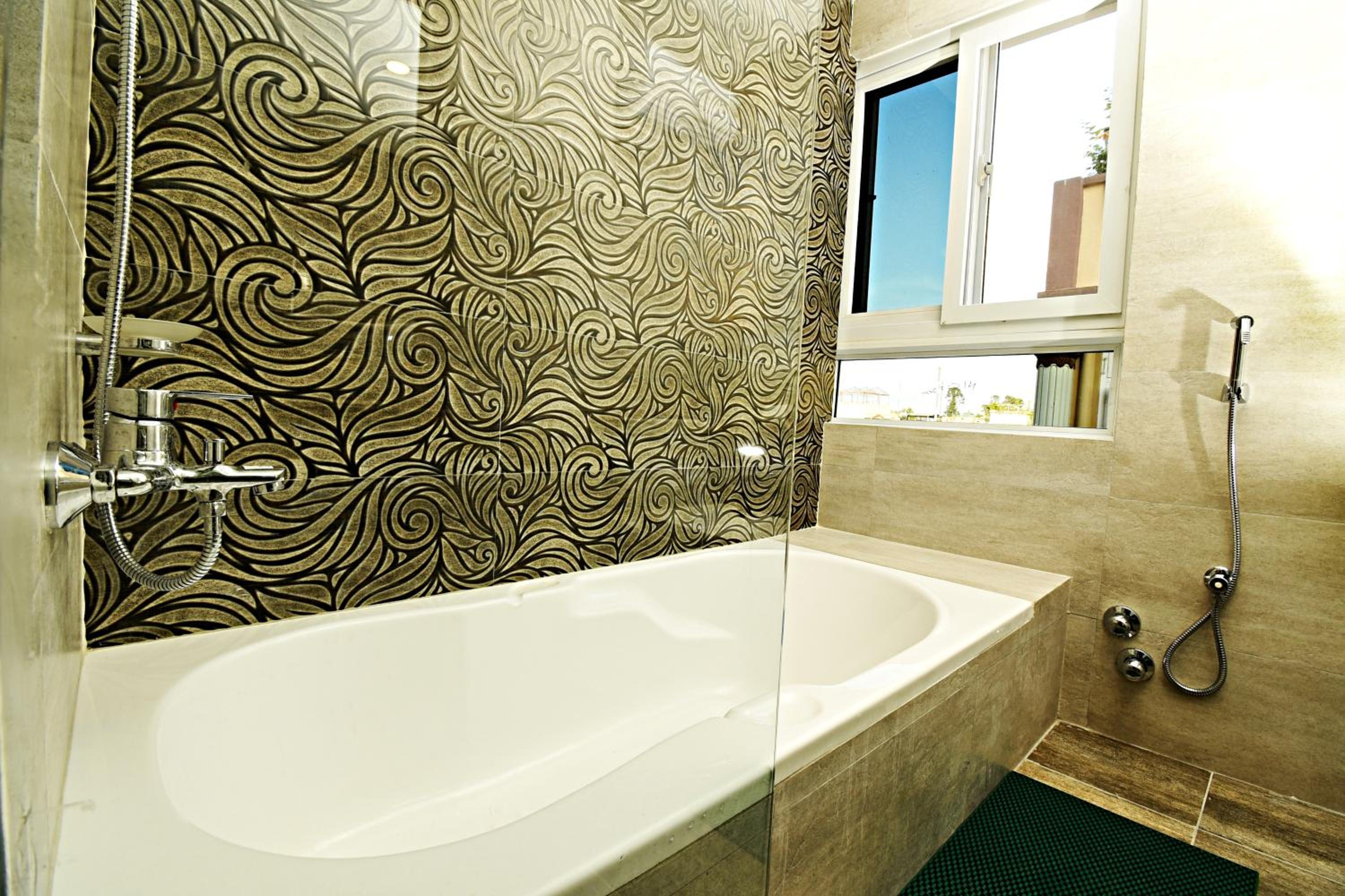Executive Suite - Photo 8