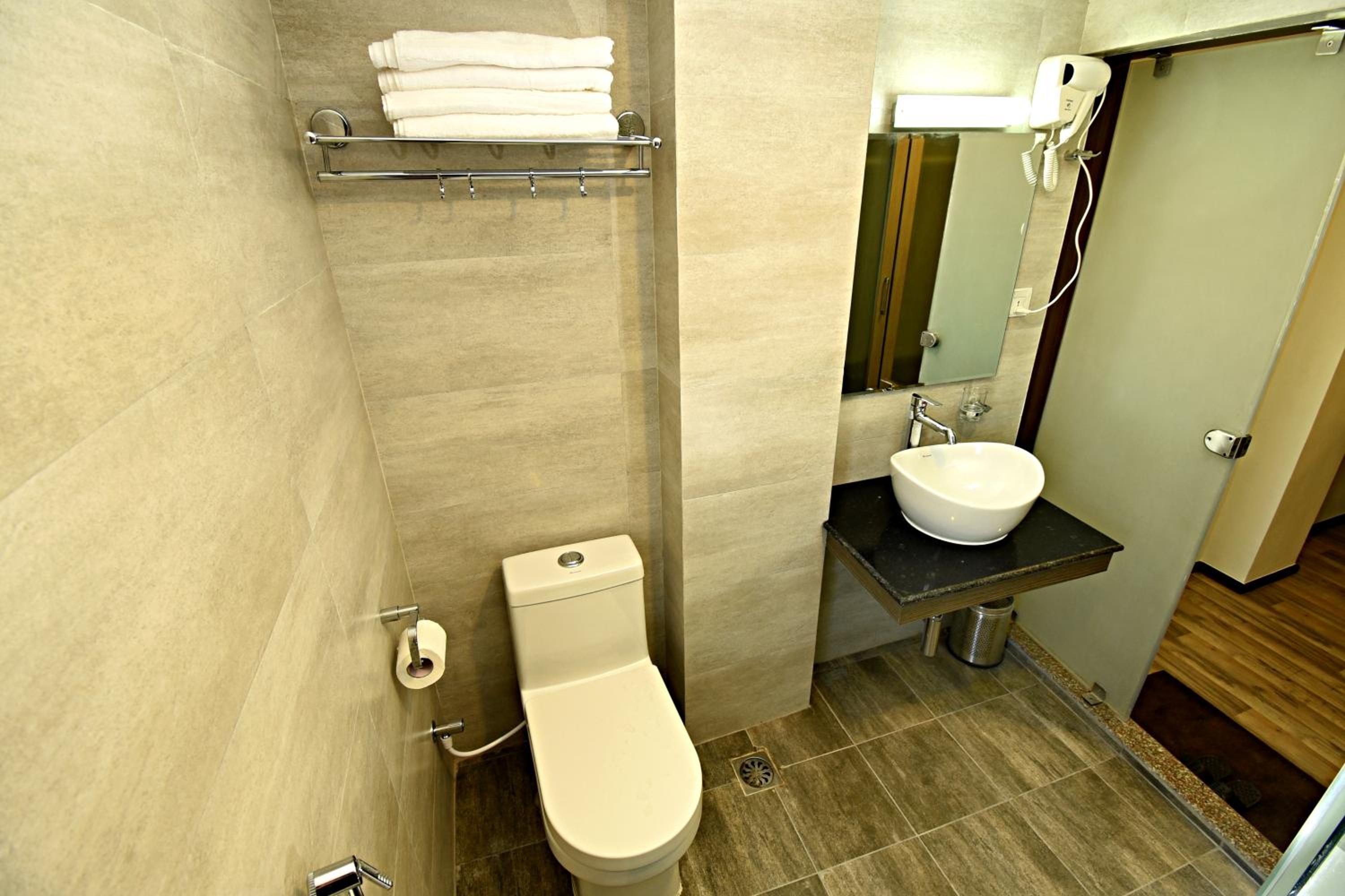 Executive Suite - Photo 7