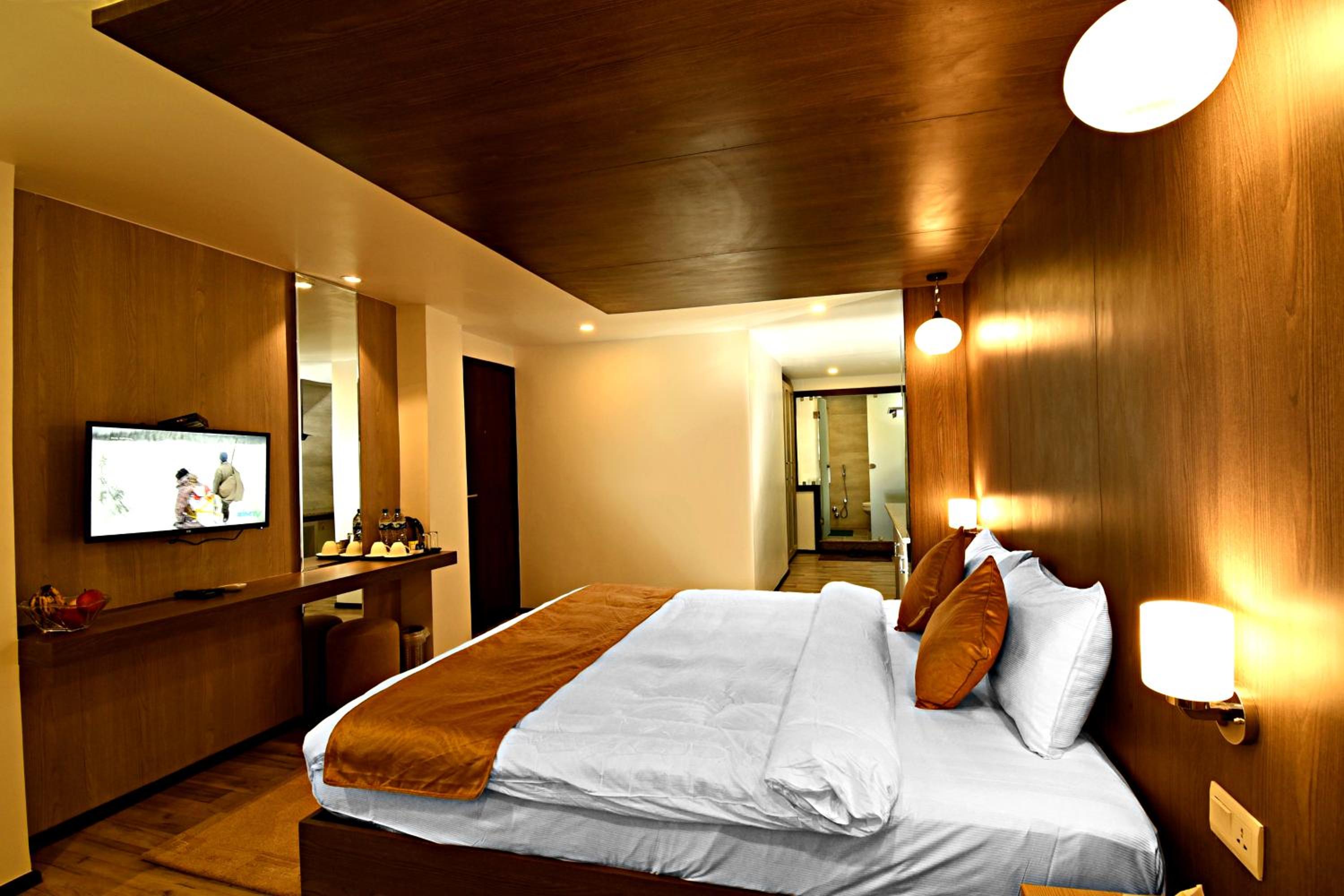 Executive Suite - Photo 6