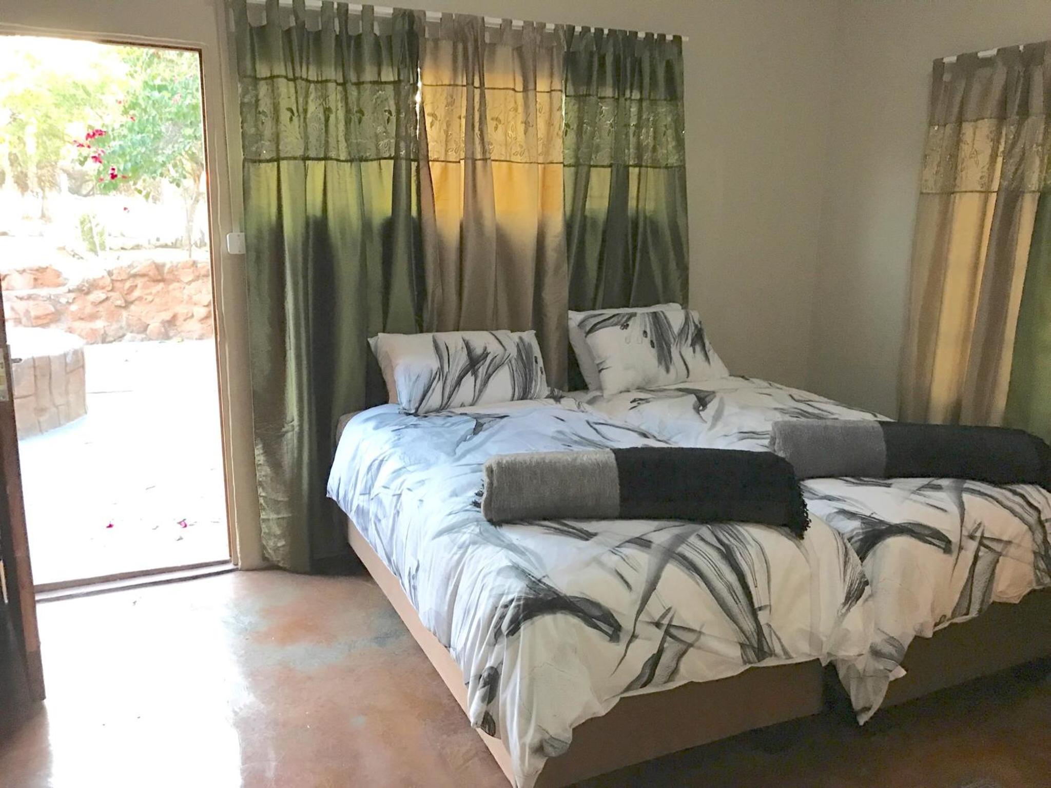 Large Twin Room - Photo 2