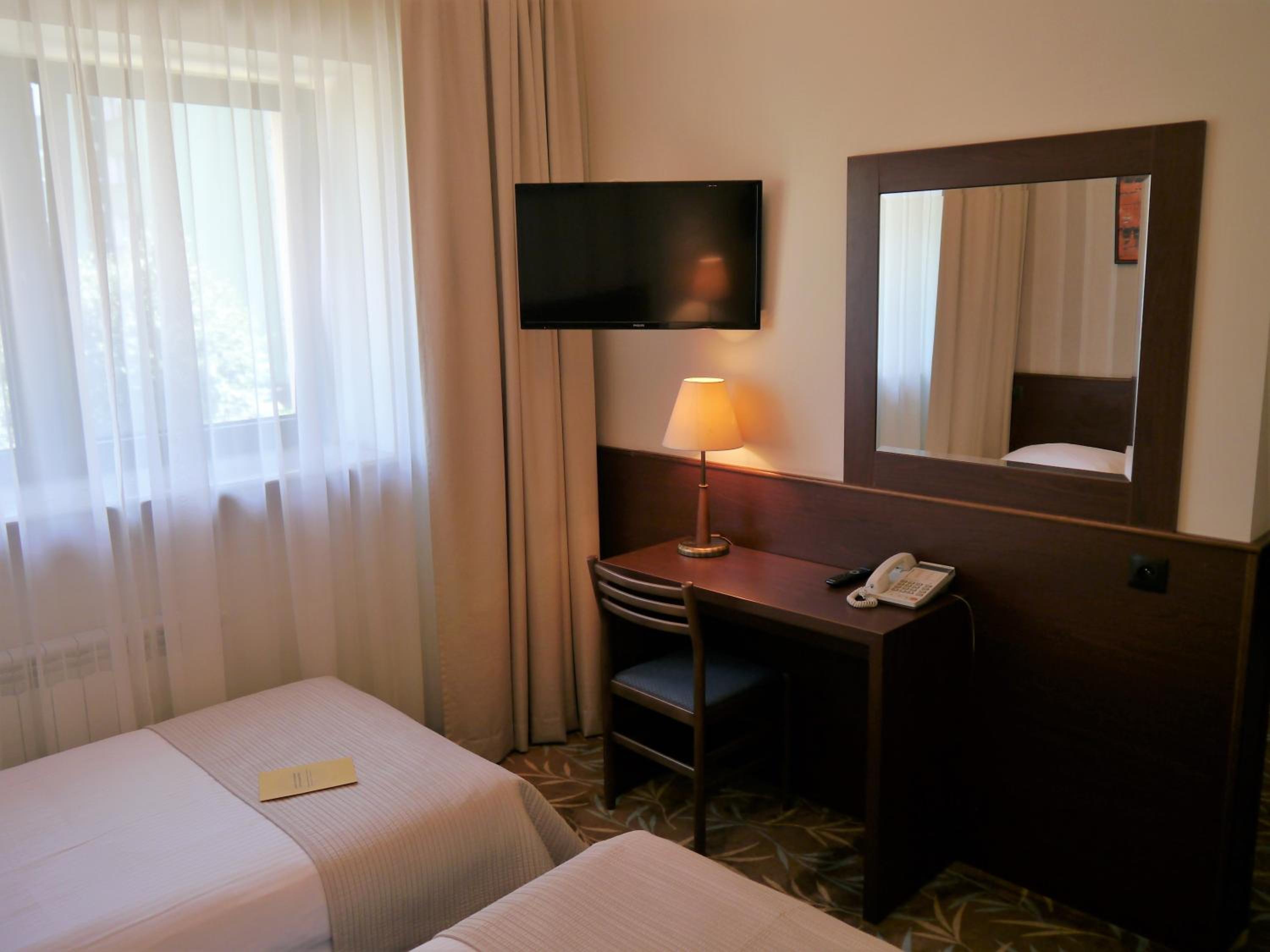 Standard Twin Room - Photo 5