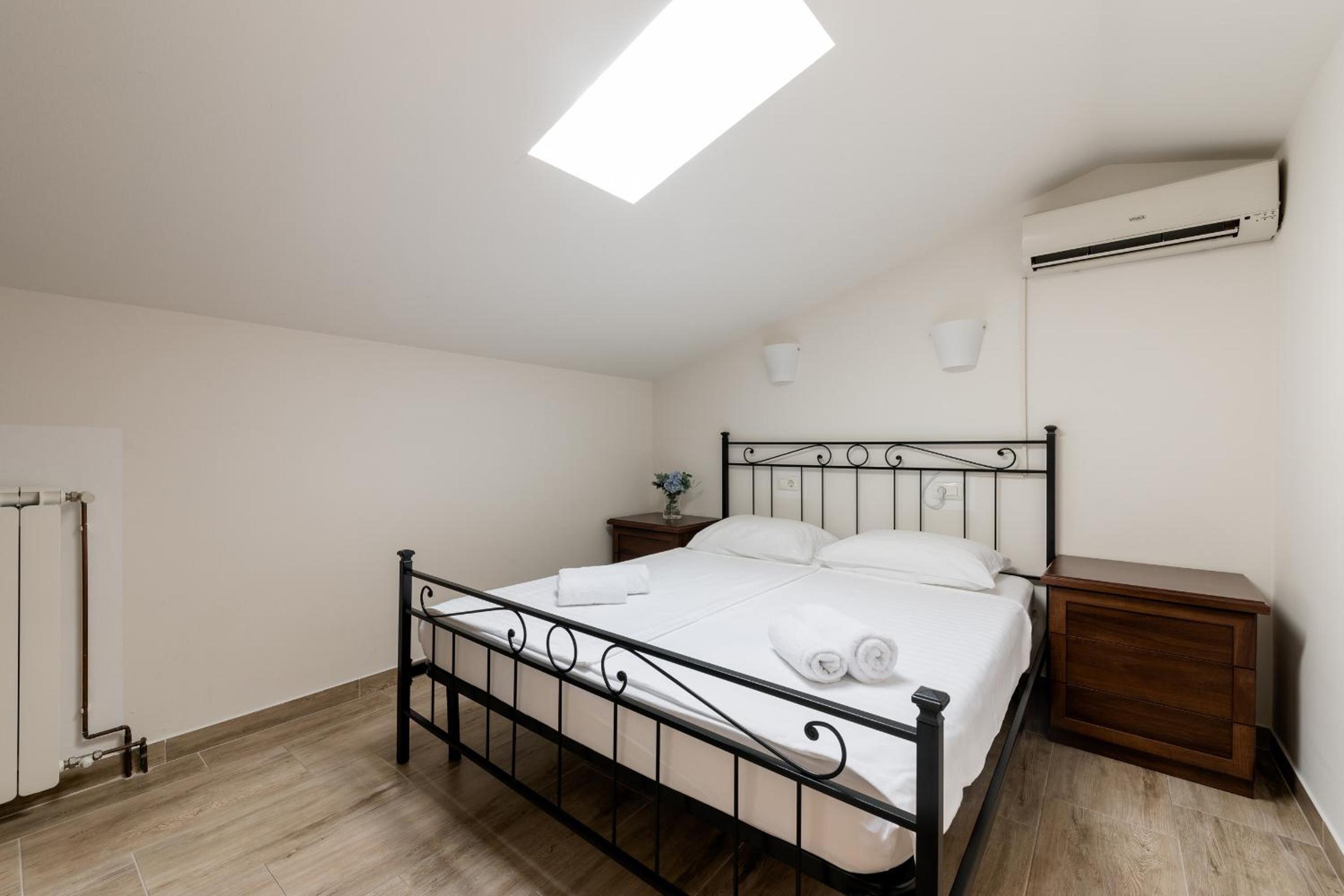 Small Double Room - Photo 1