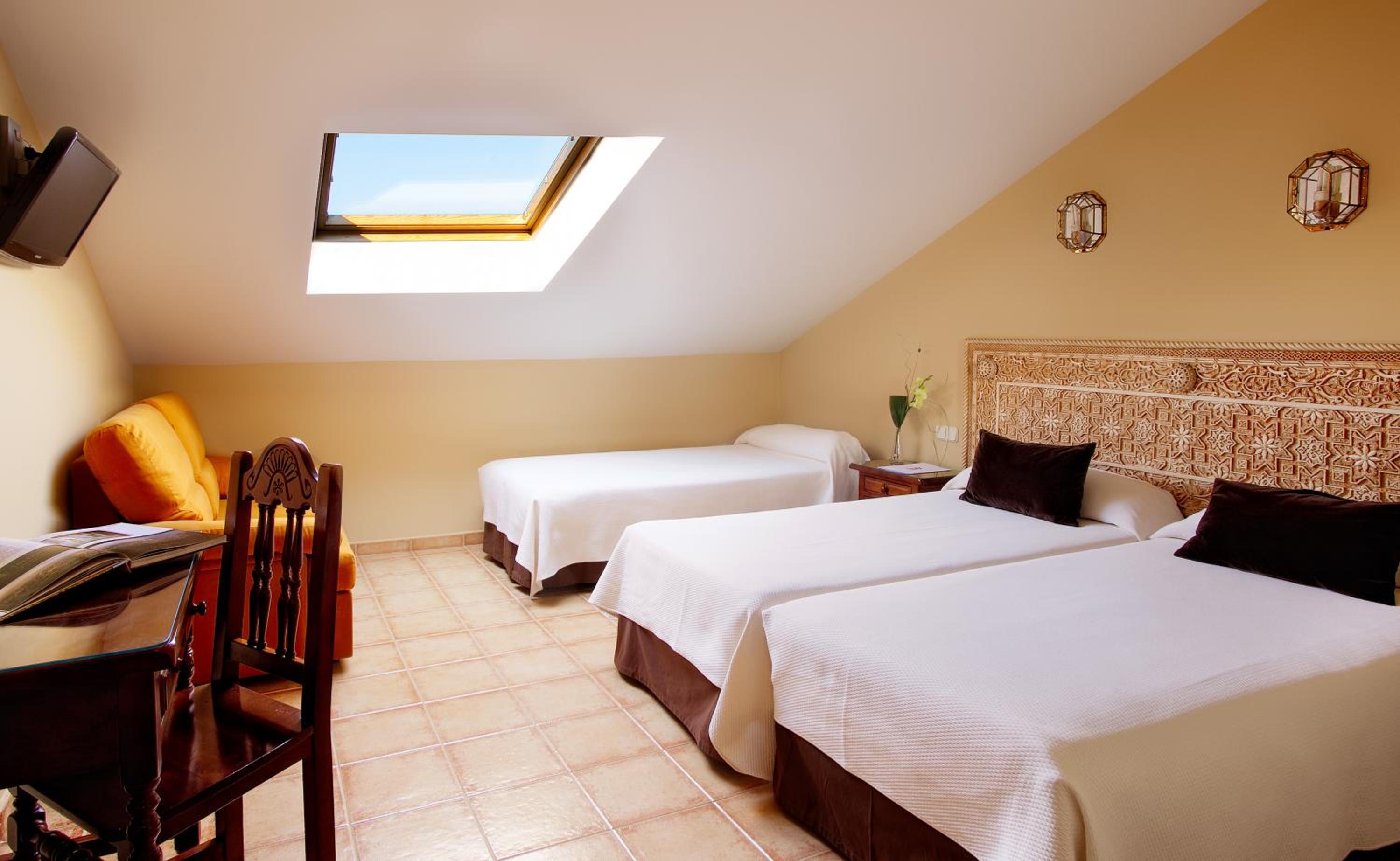 Double Room with Extra Bed - Photo 1
