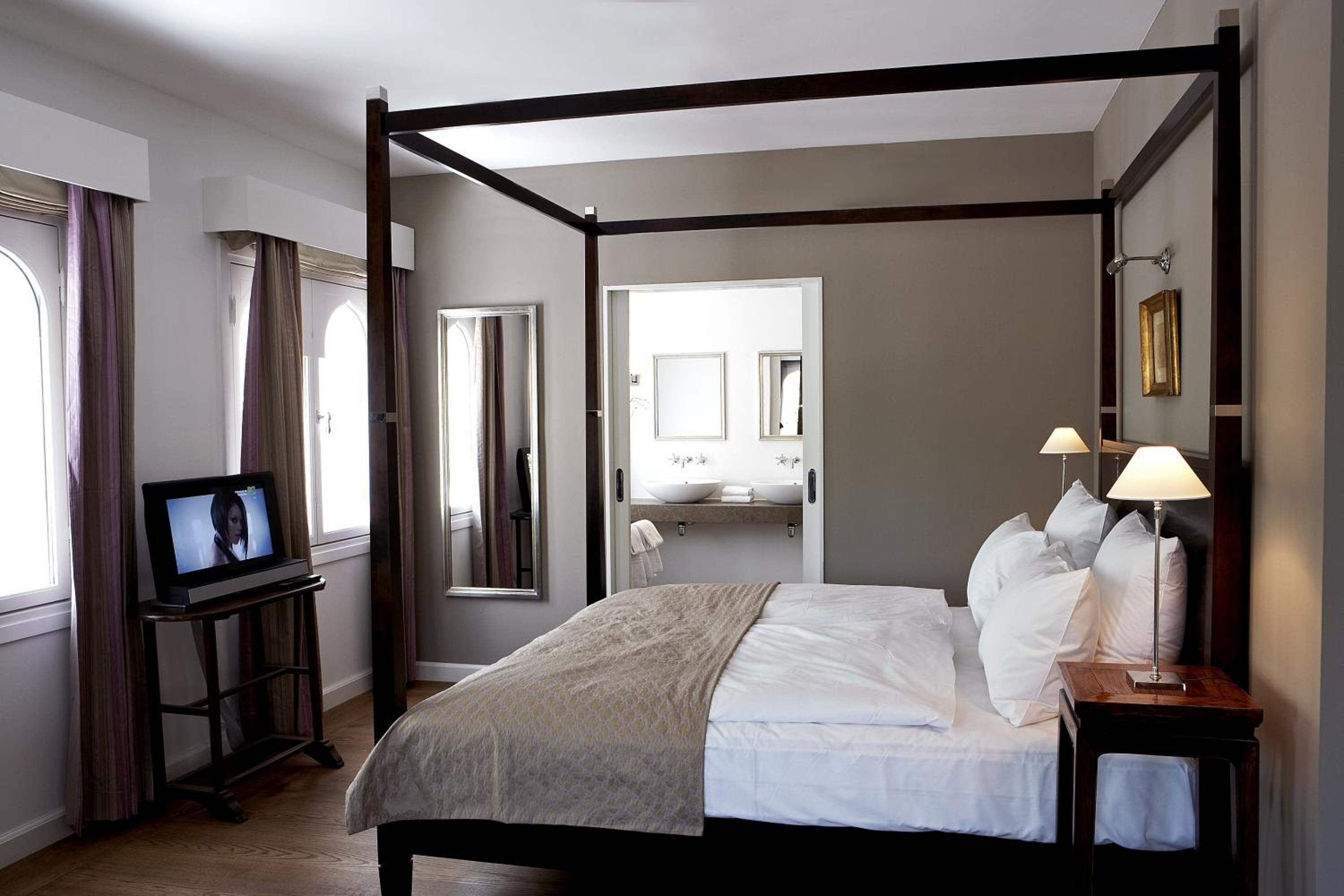 Corner Suite