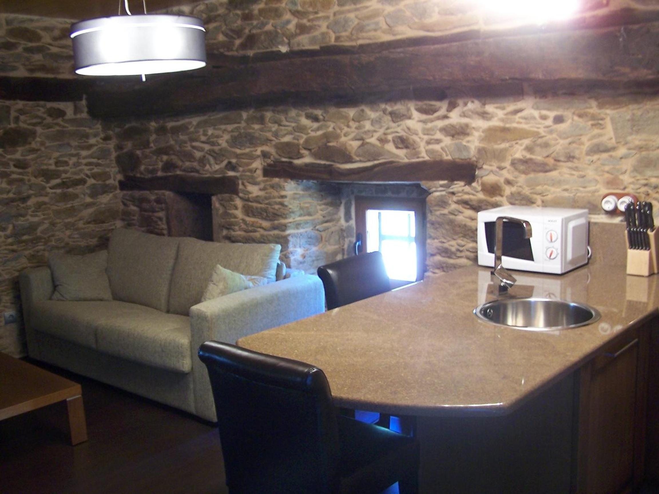 Deluxe One-Bedroom Apartment with Balcony  photo 3