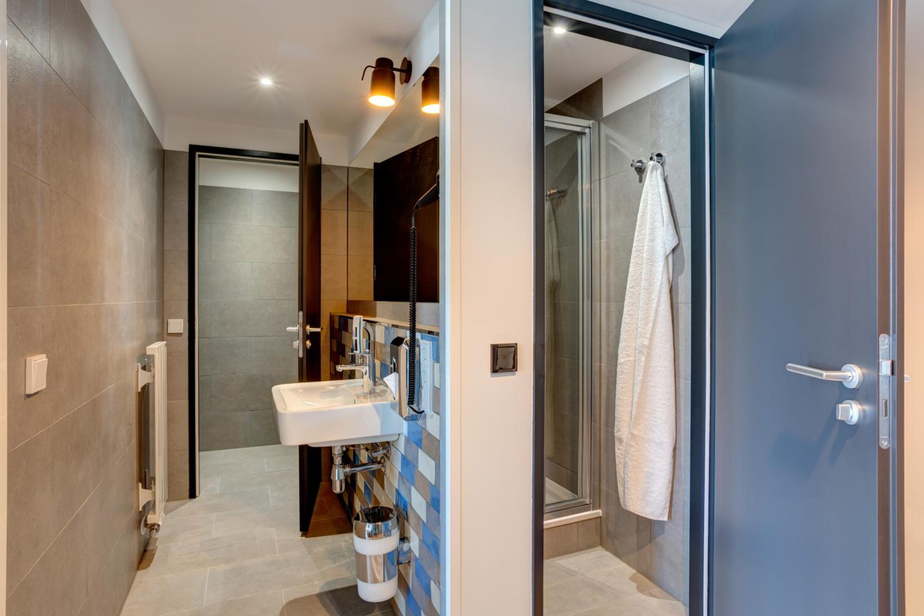 6-Bed Room photo 2