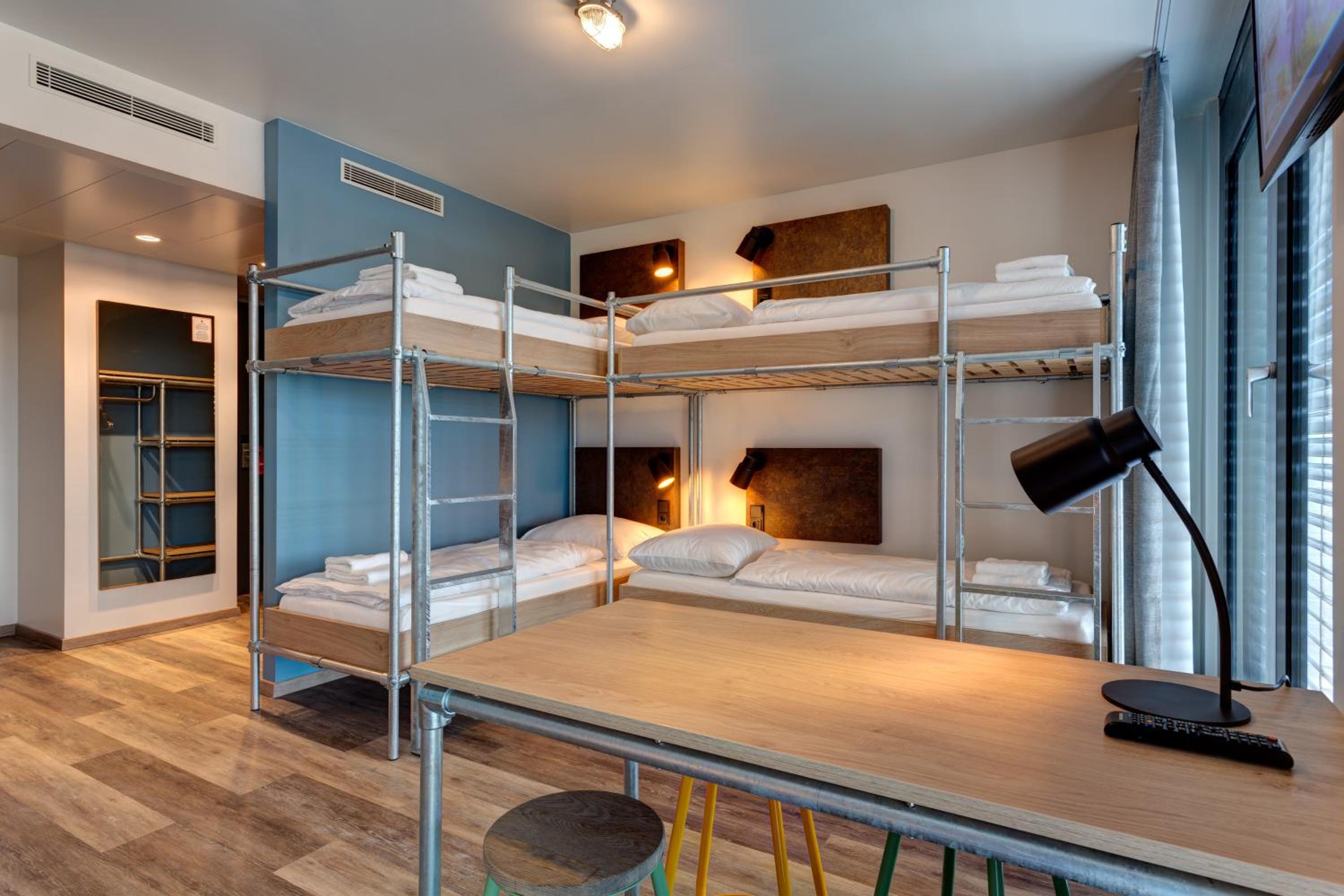 6-Bed Room photo 3