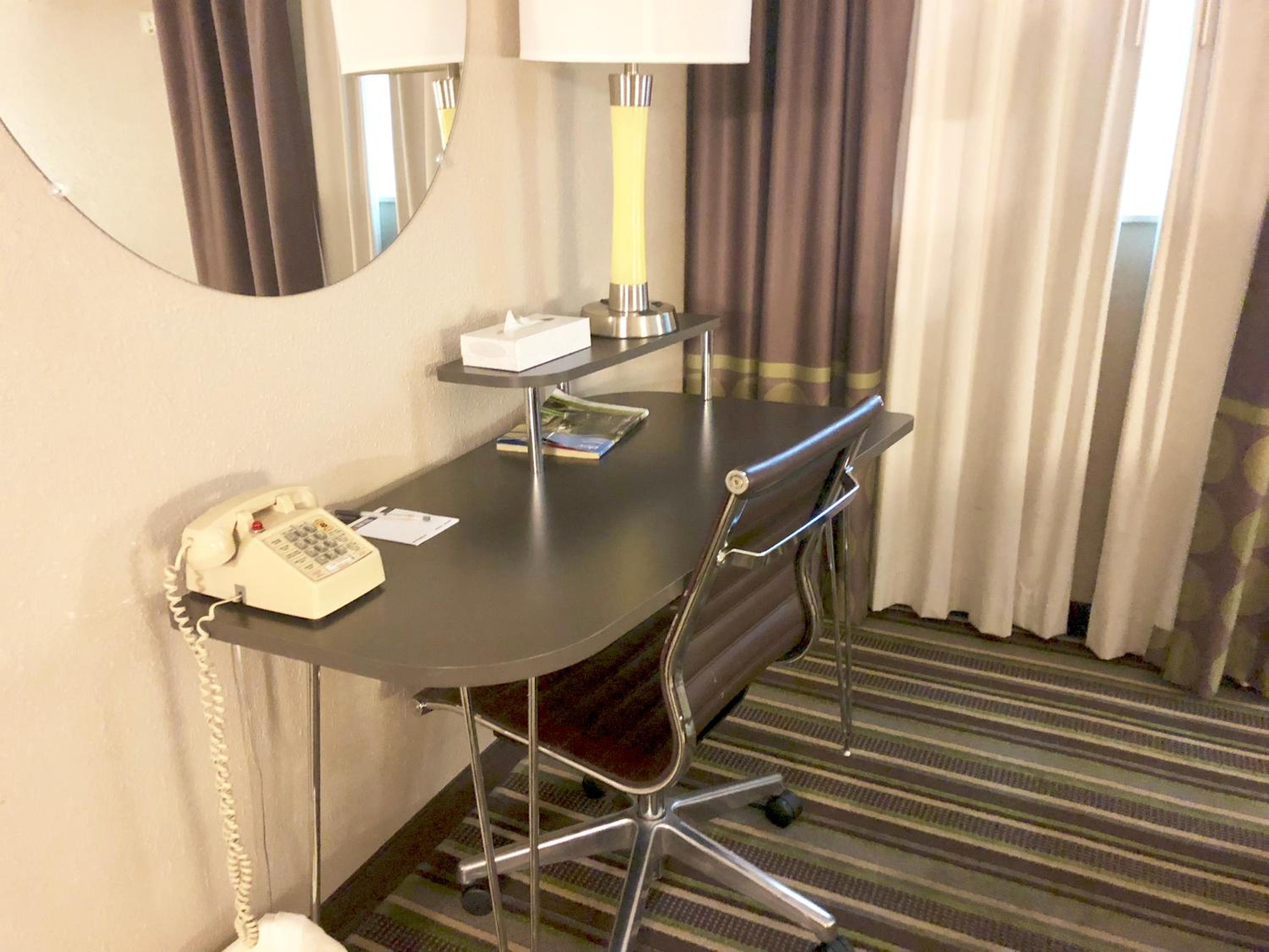 1 King Bed, Deluxe Mobility Accessible Room, Jetted Tub, Non-Smoking - Photo 4