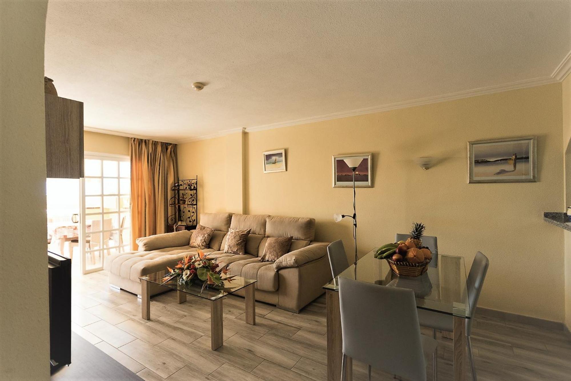 Apartamento de Três Quartos com Vista para o Mar e Terraço