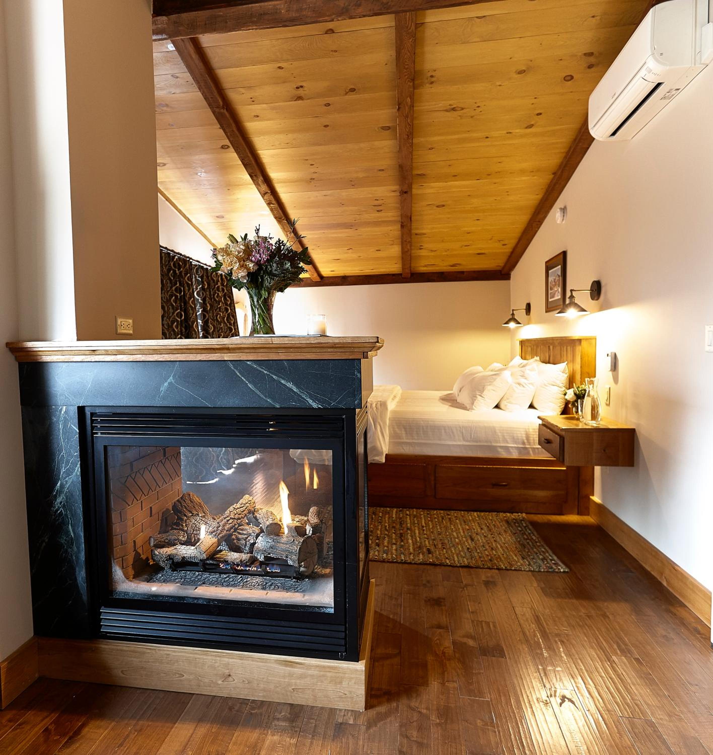 Deluxe King Suite - Photo 3