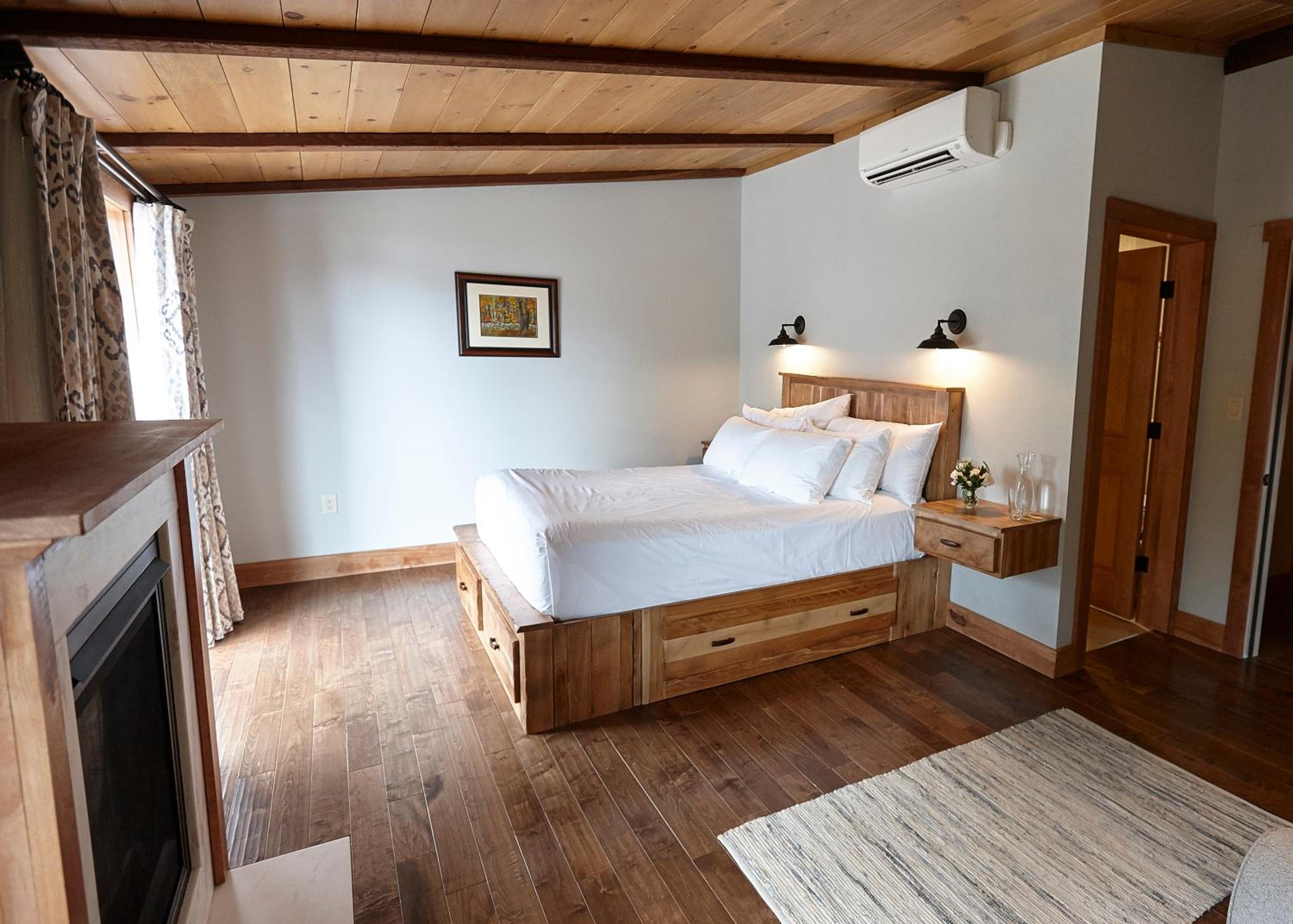 Deluxe Room (2 Adults + 1 Child) - Photo 1