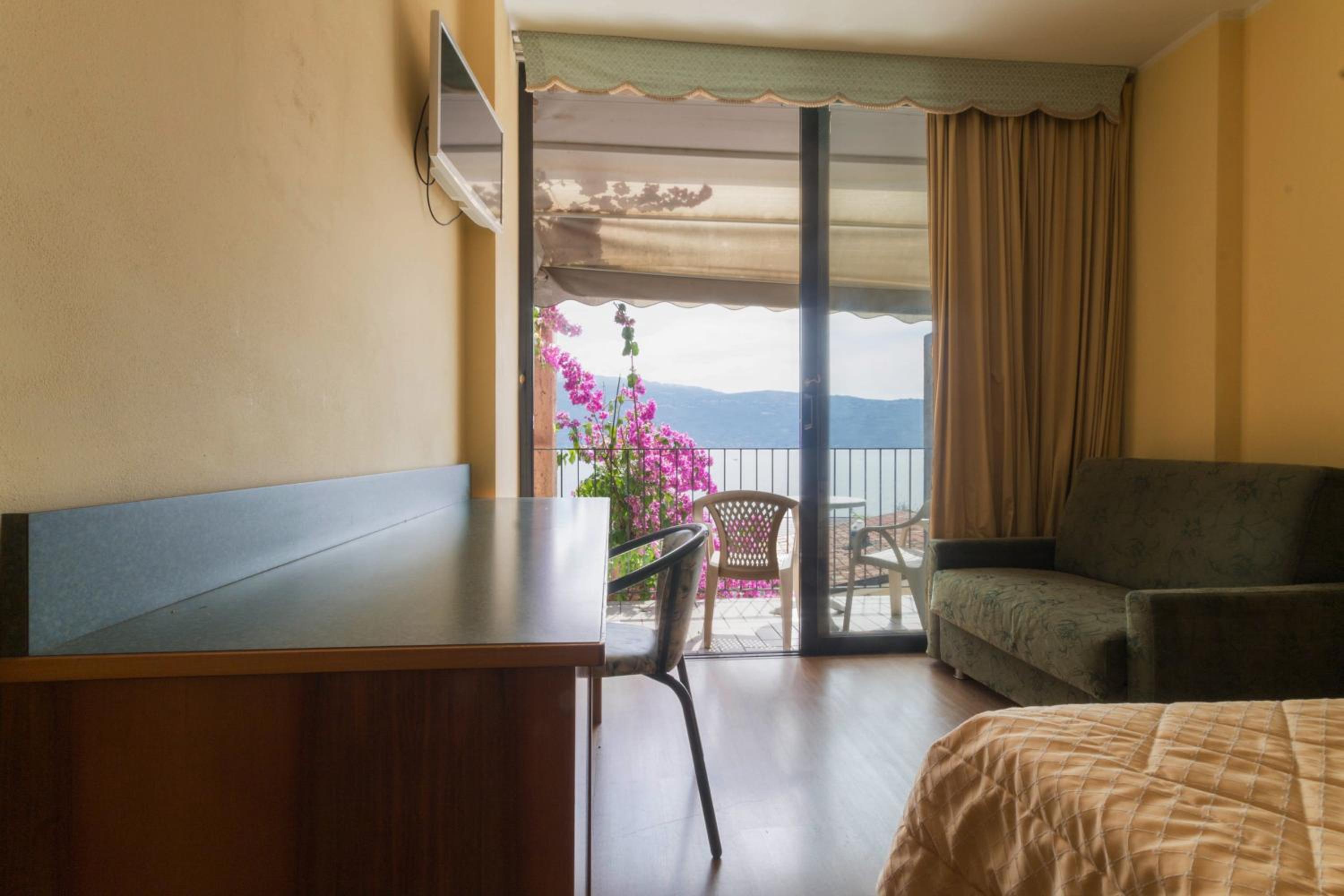 Superior Double Room with Balcony and Lake View photo 2