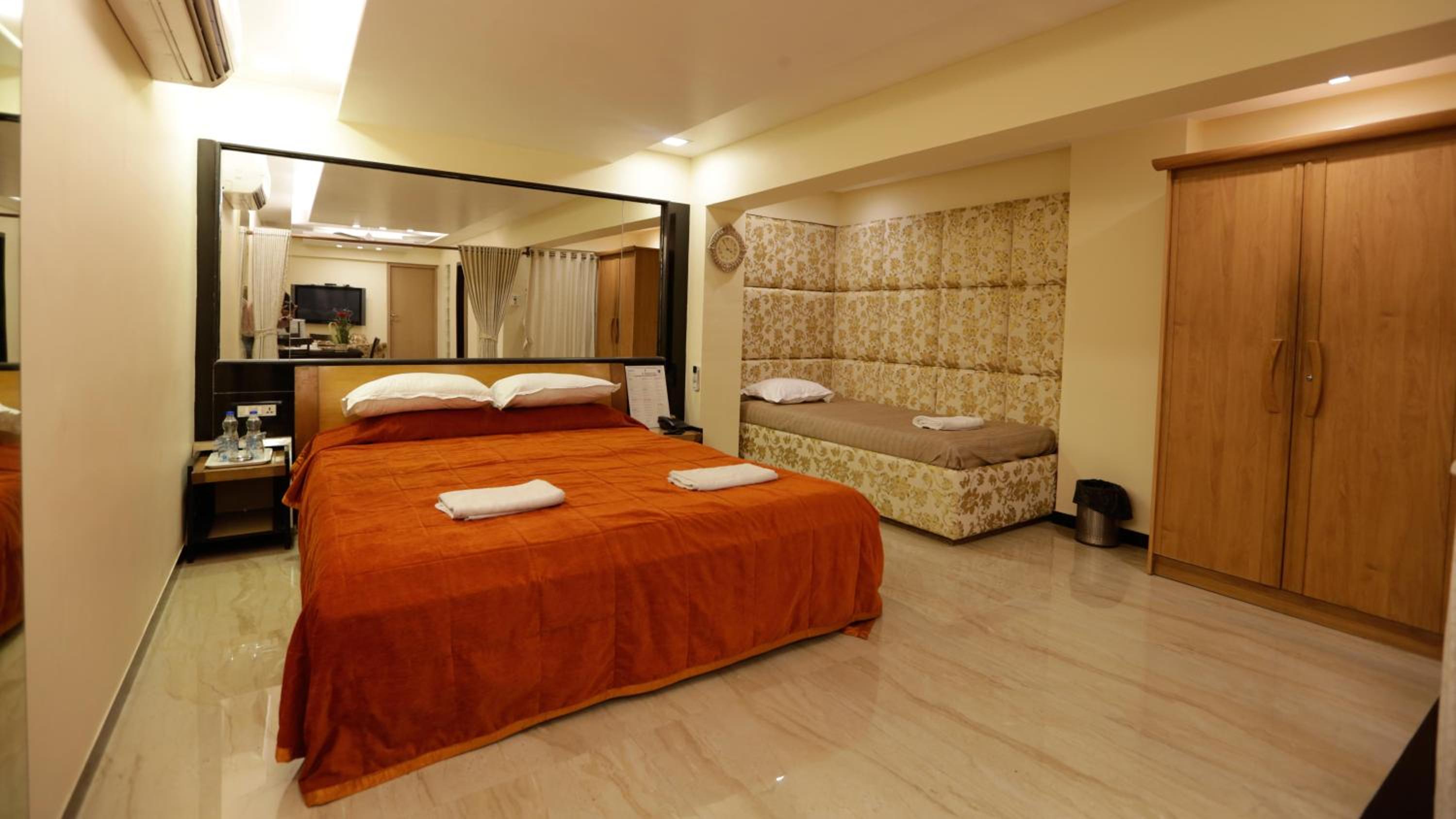 Suite - Photo 1