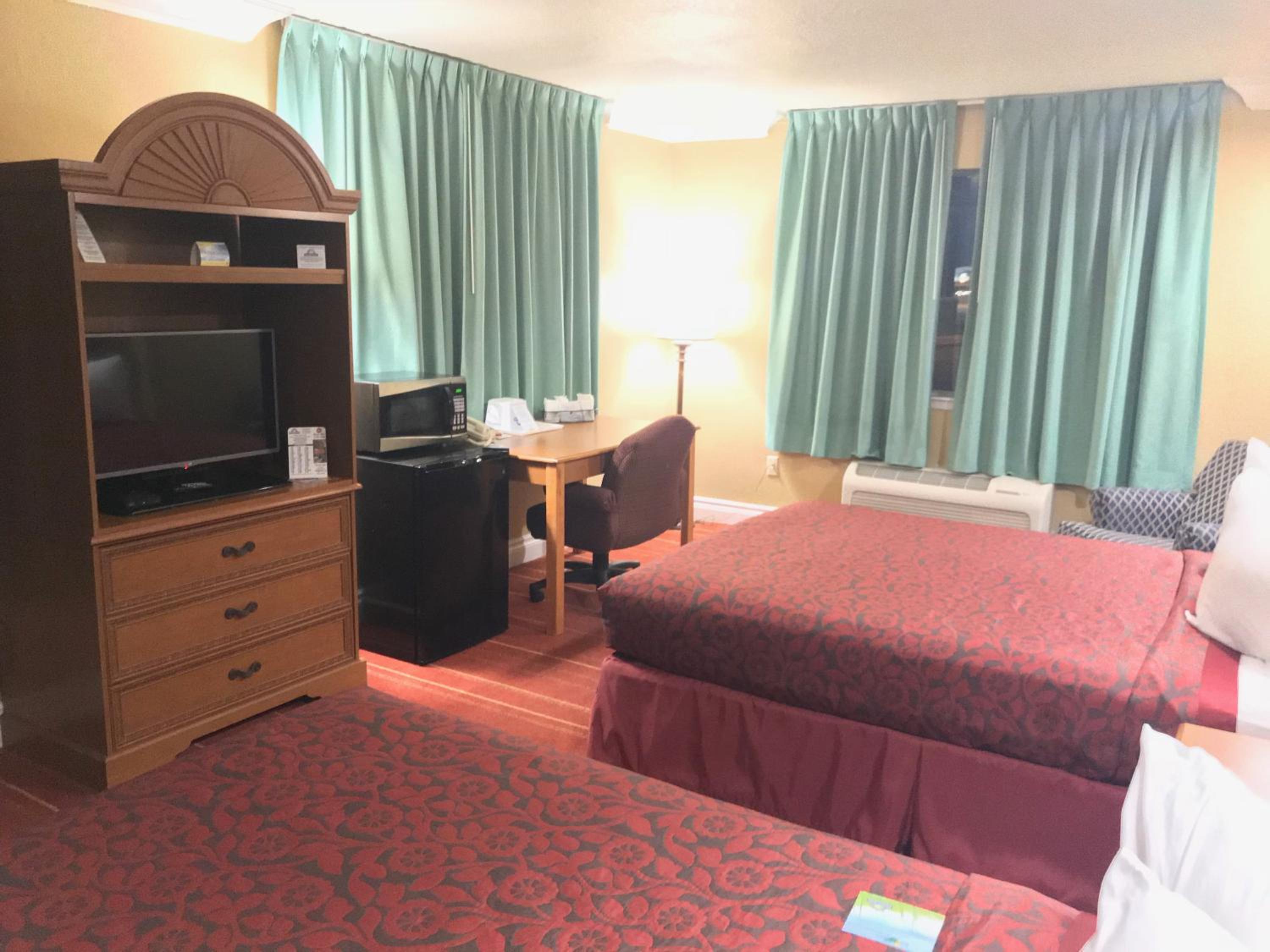 NQQ1 Queen Room with Two Queen Beds - Non-Smoking - Photo 4