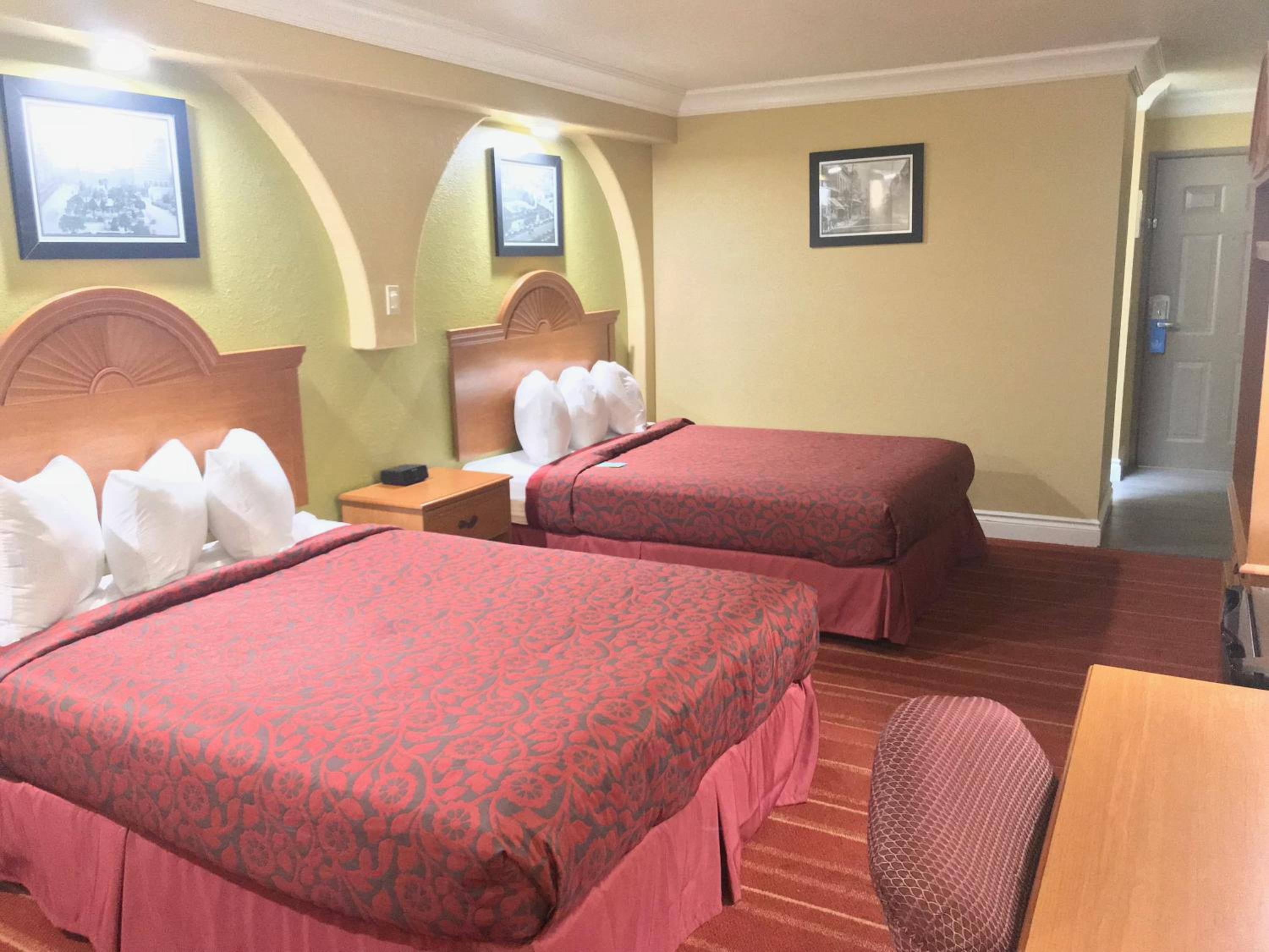 NQQ1 Queen Room with Two Queen Beds - Non-Smoking - Photo 1