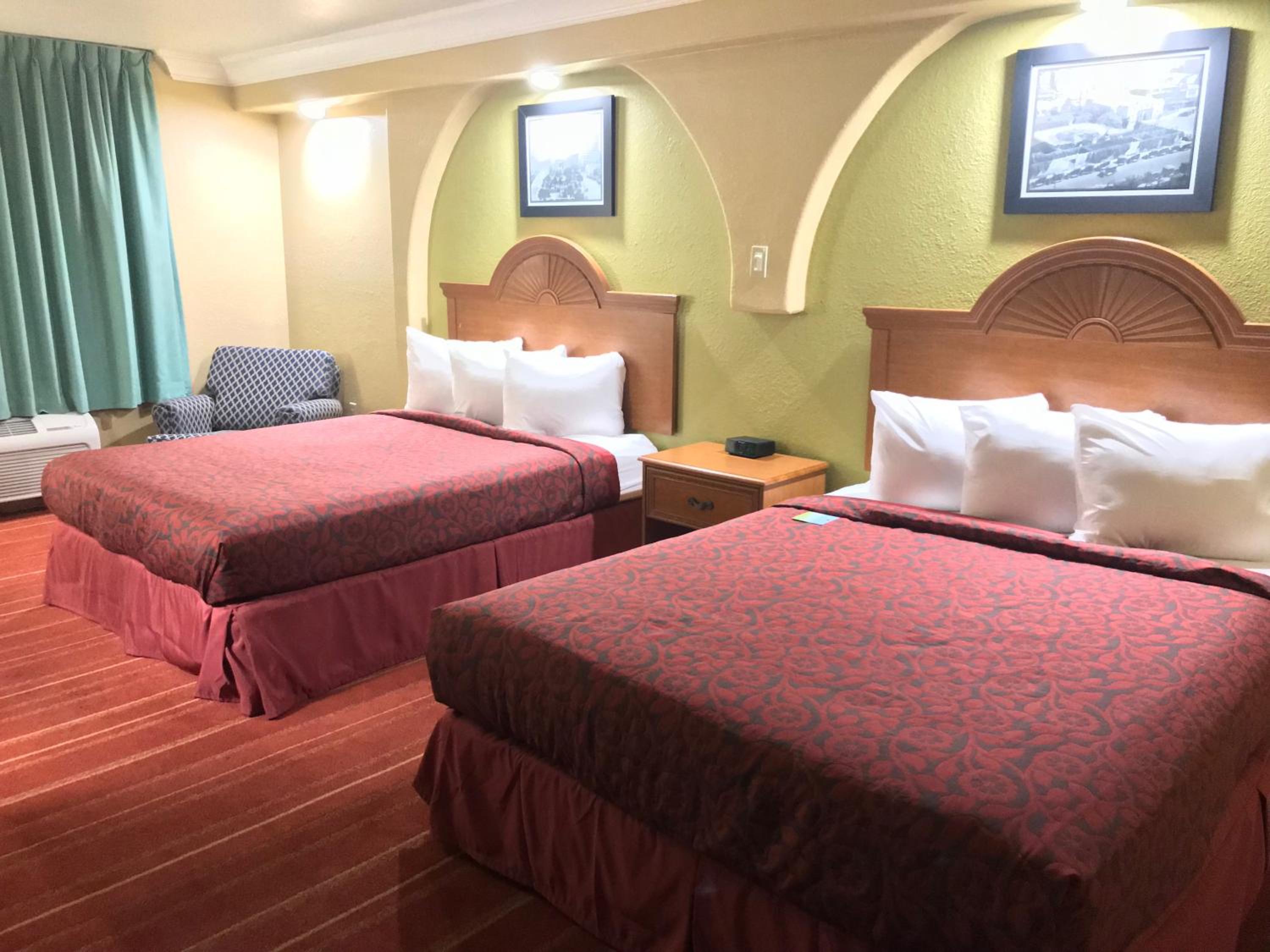 NQQ1 Queen Room with Two Queen Beds - Non-Smoking - Photo 3