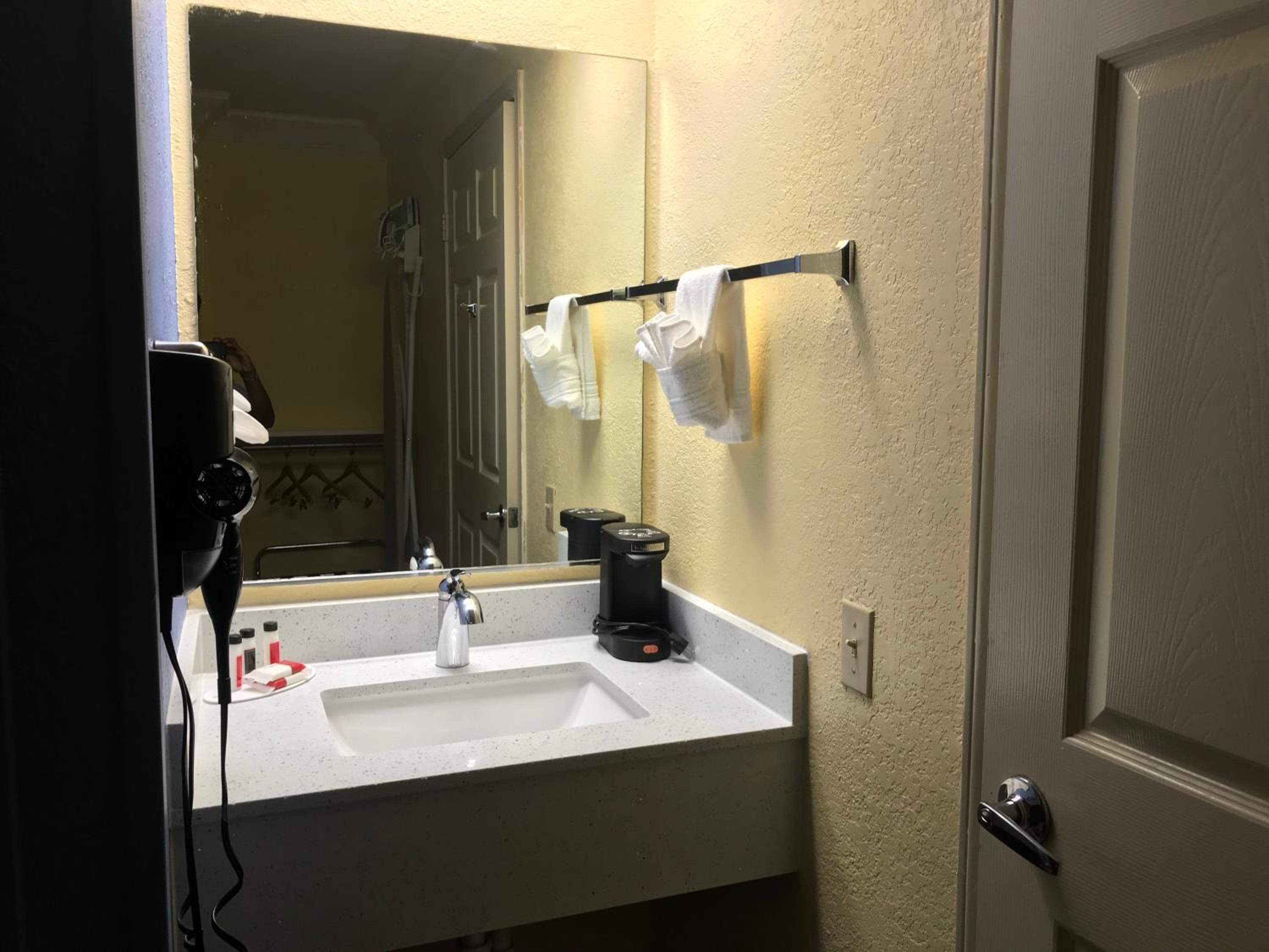 King Room with Roll-In Shower - Mobility/Hearing Accessible - Non-Smoking - Photo 4