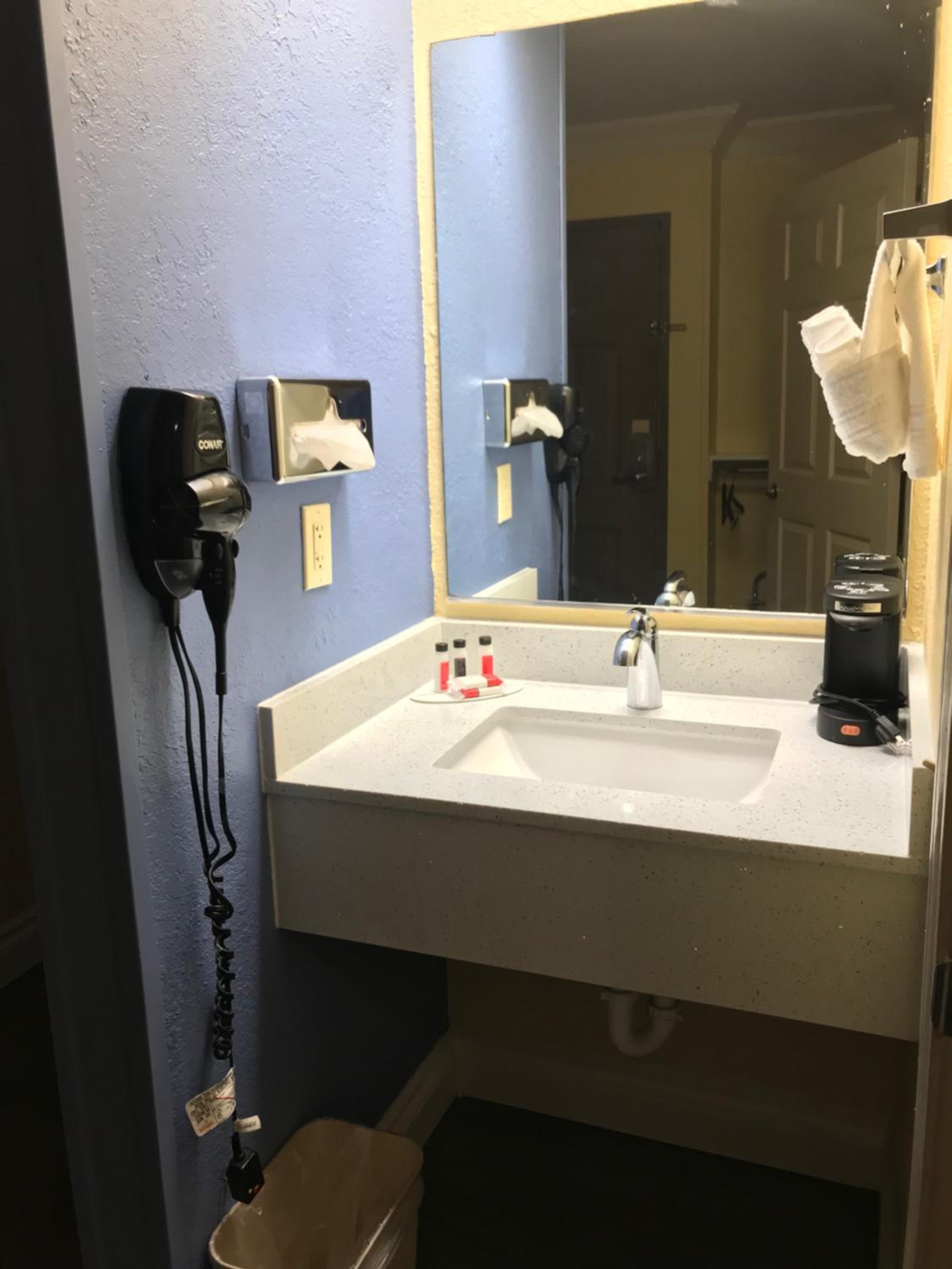 King Room with Roll-In Shower - Mobility/Hearing Accessible - Non-Smoking - Photo 6