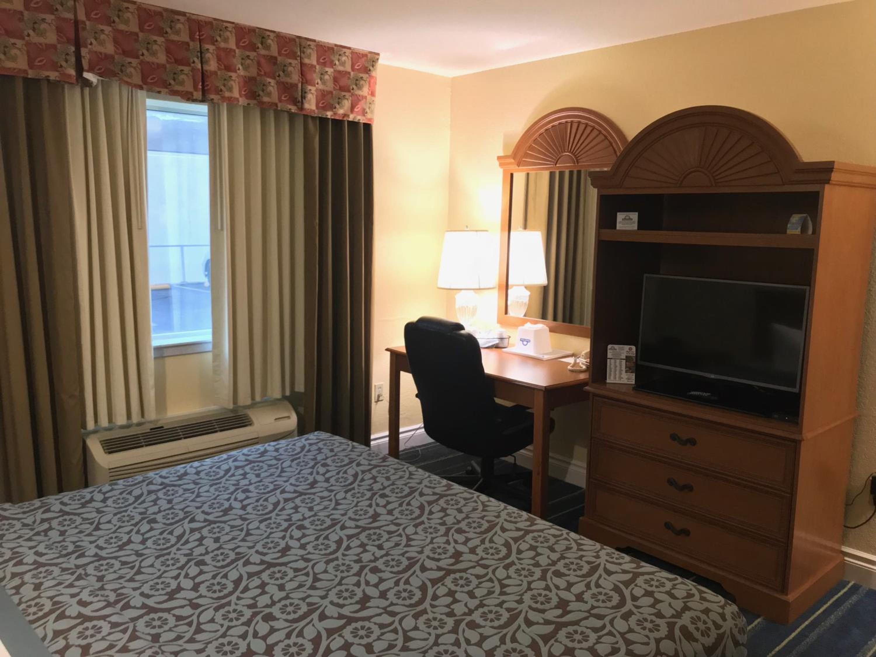 King Room with Roll-In Shower - Mobility/Hearing Accessible - Non-Smoking - Photo 2