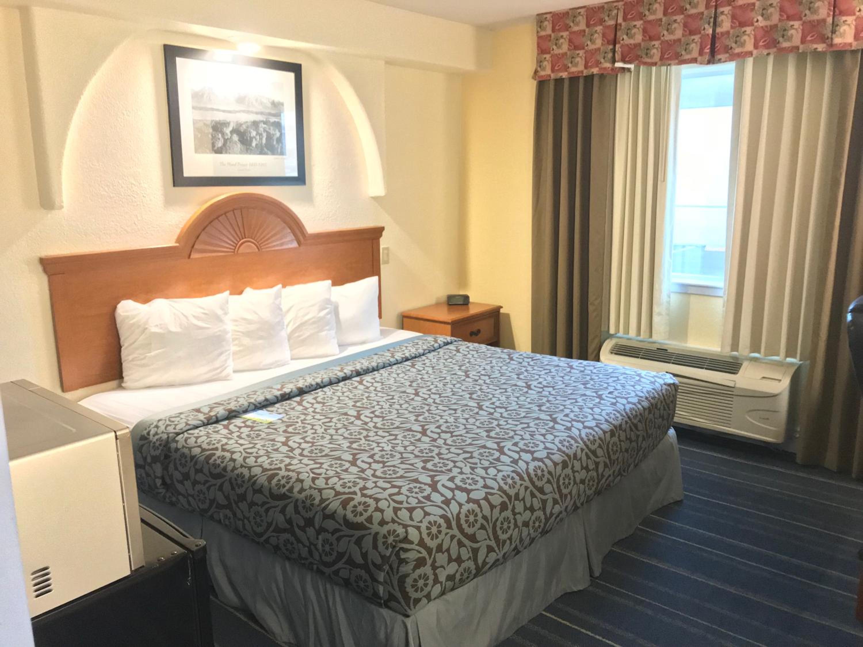 King Room with Roll-In Shower - Mobility/Hearing Accessible - Non-Smoking - Photo 1