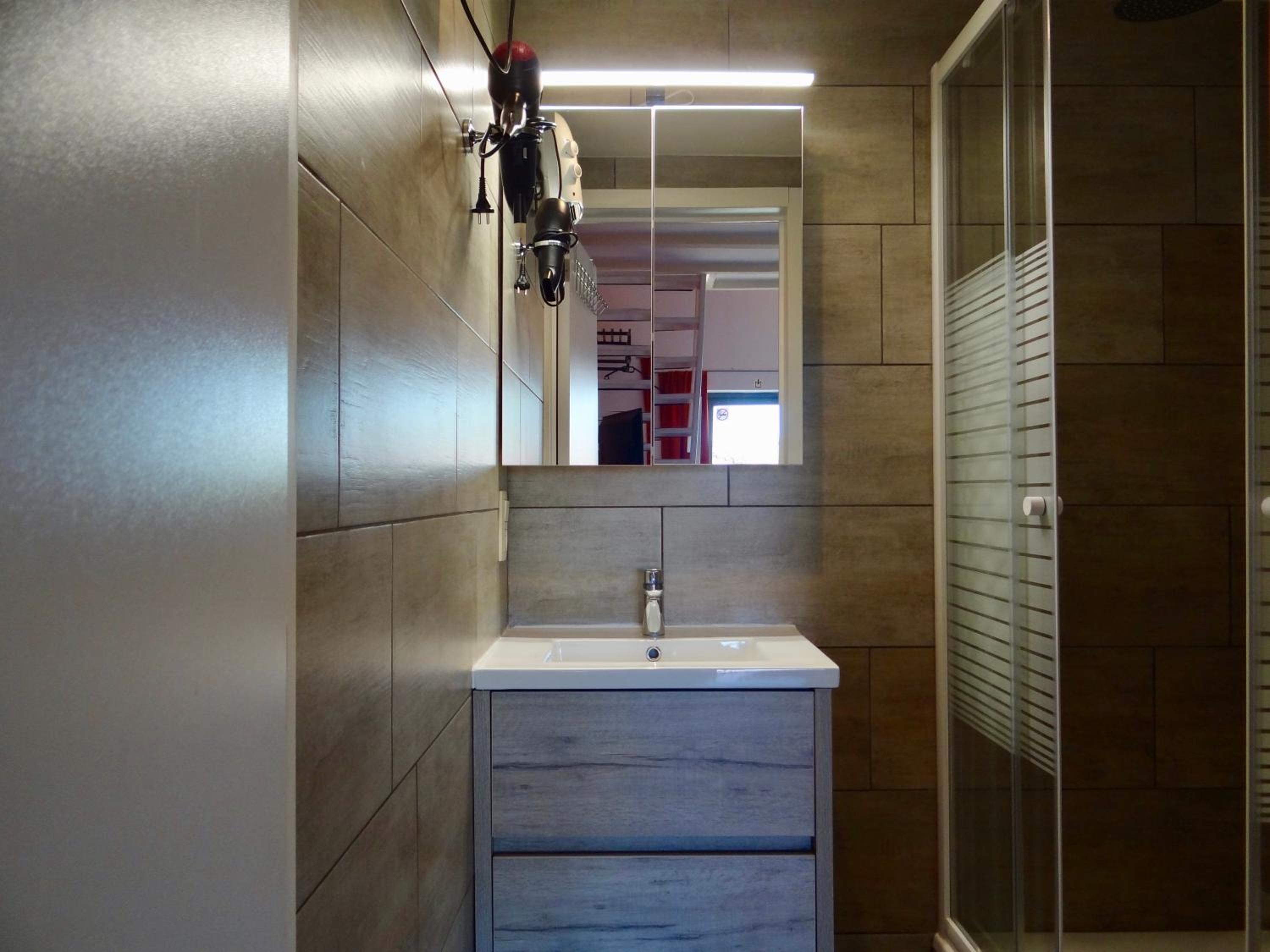 Apartment with Terrace - Photo 8