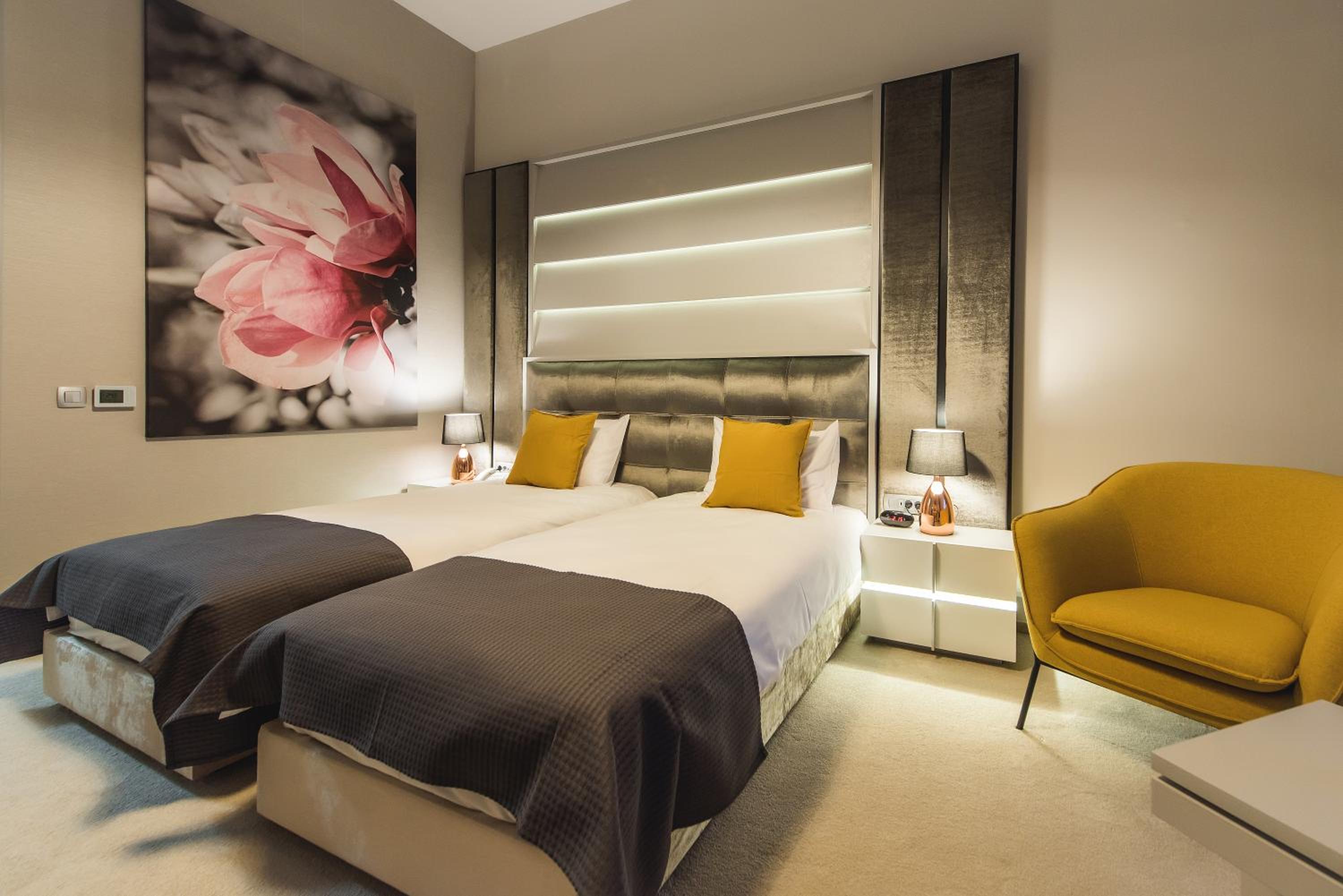 Standard Double or Twin Room with Balcony - Photo 4