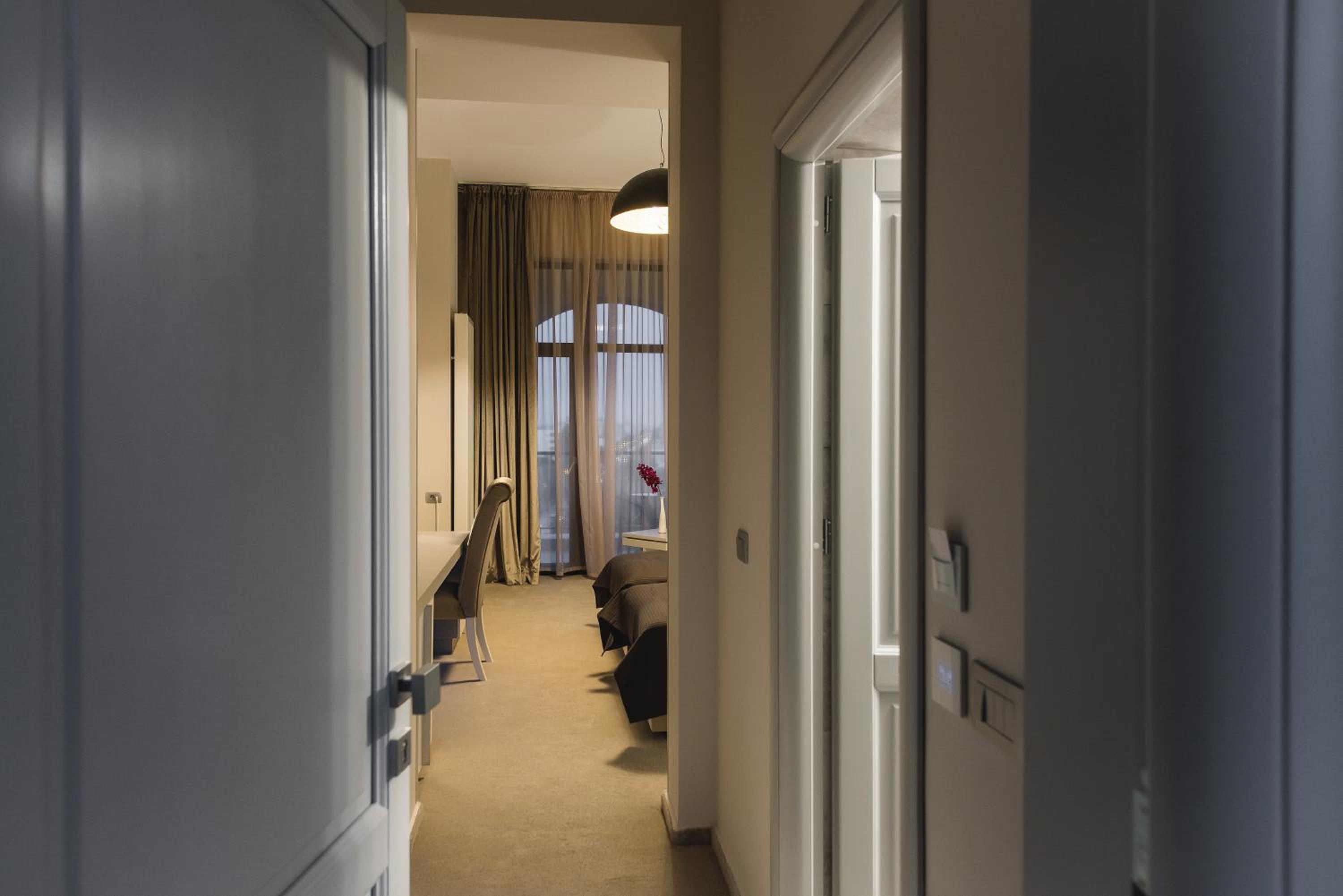 Standard Double or Twin Room with Balcony - Photo 5