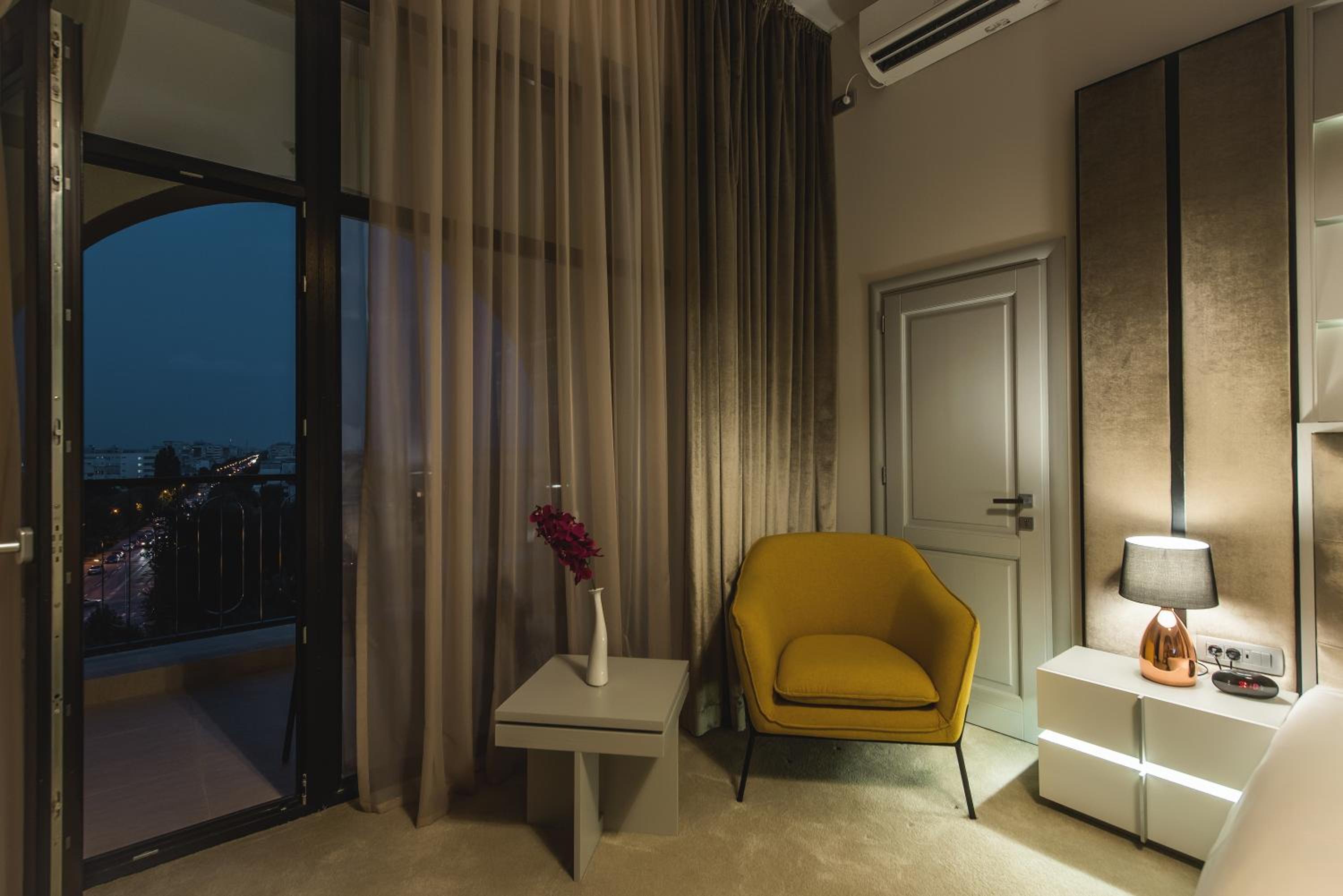 Deluxe Double or Twin Room with Balcony - Photo 2