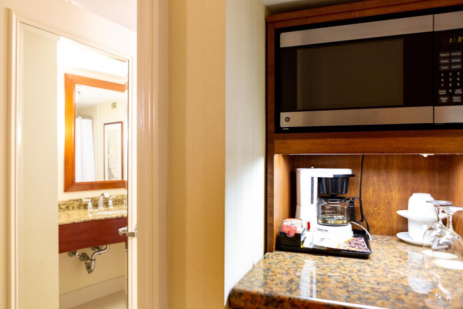 Deluxe Room with Two Queen Beds thumbnail 5