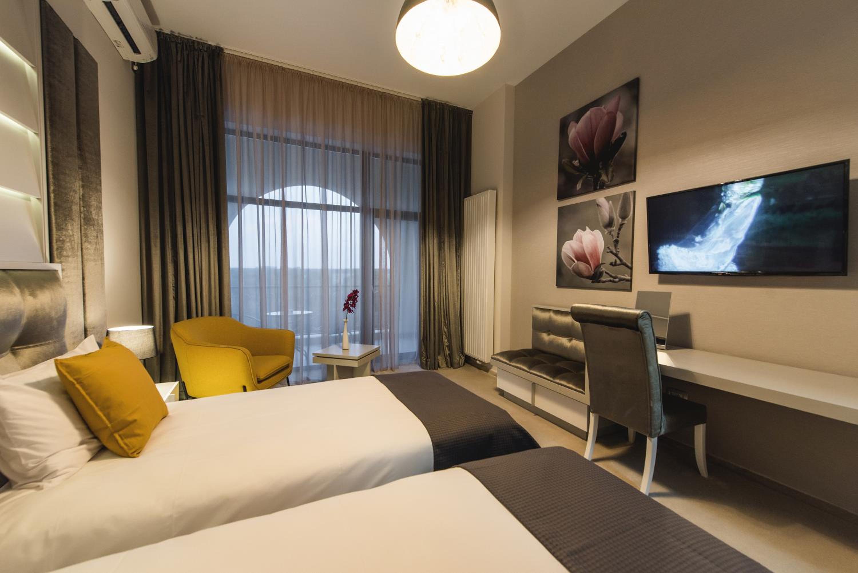 Standard Double or Twin Room with Balcony - Photo 3