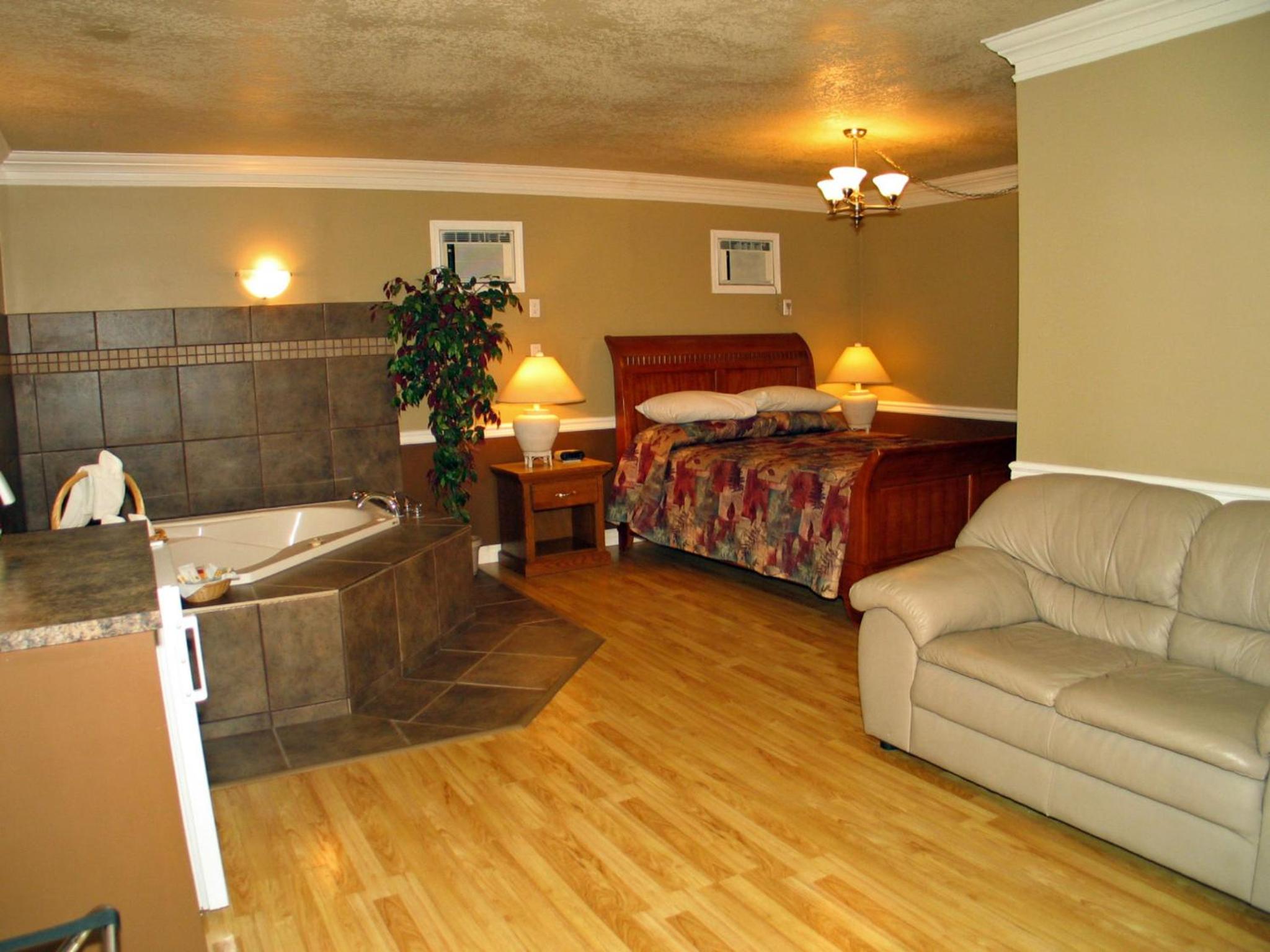 King Suite - Non-Smoking photo 1